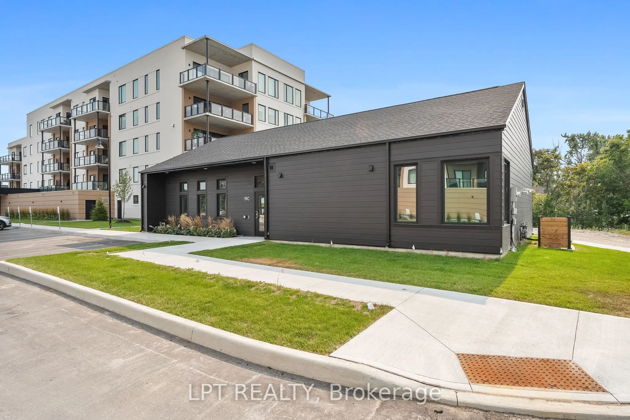 19B West Street N #402