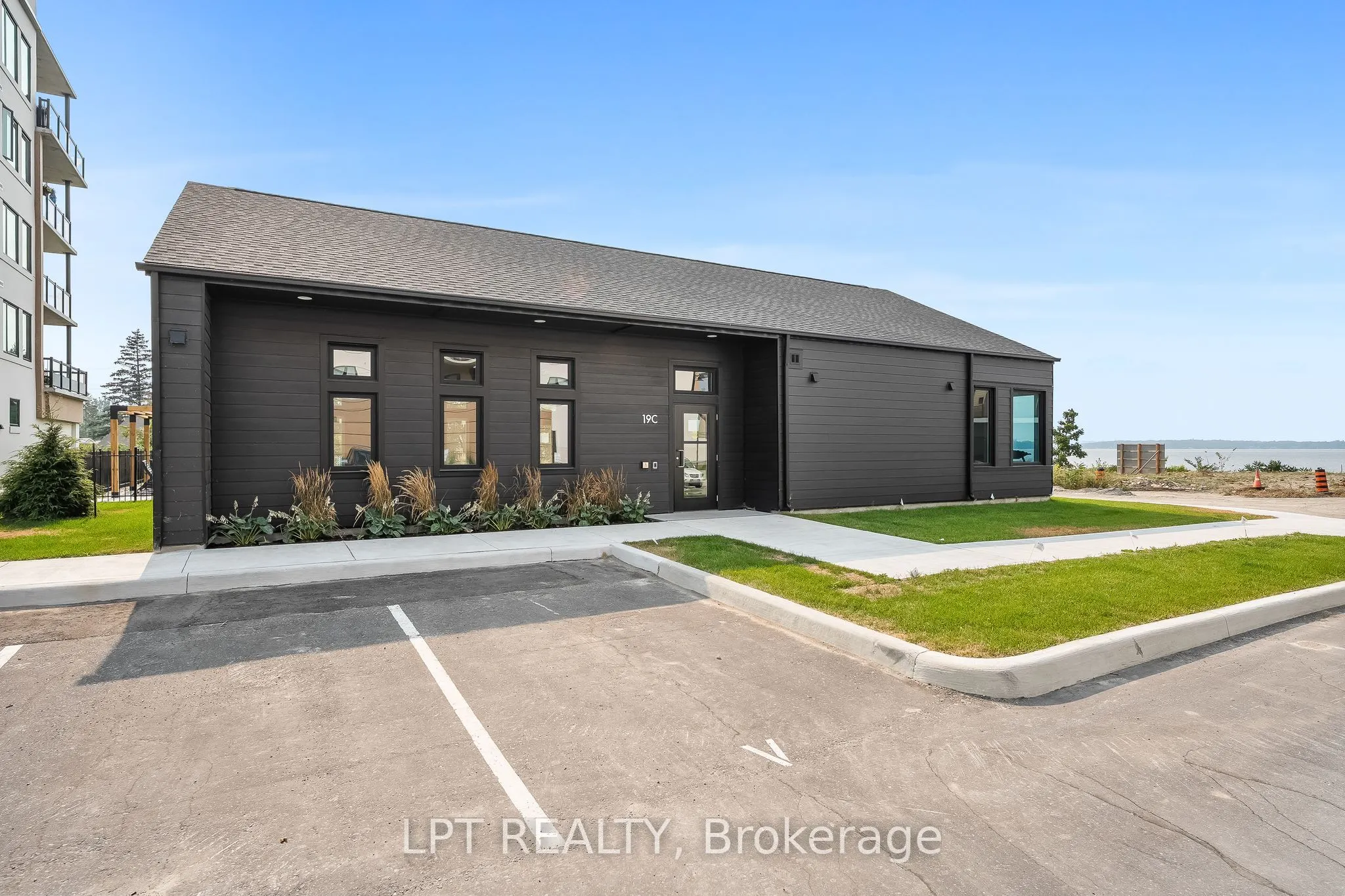19B West Street N #402