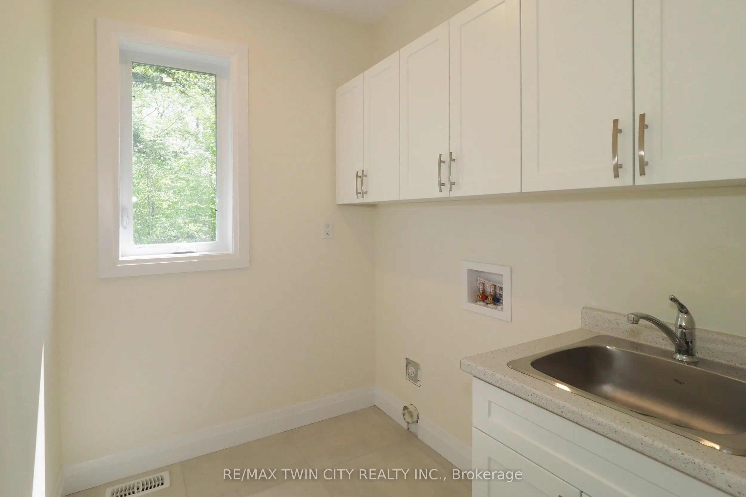 220 JEFFREY Place