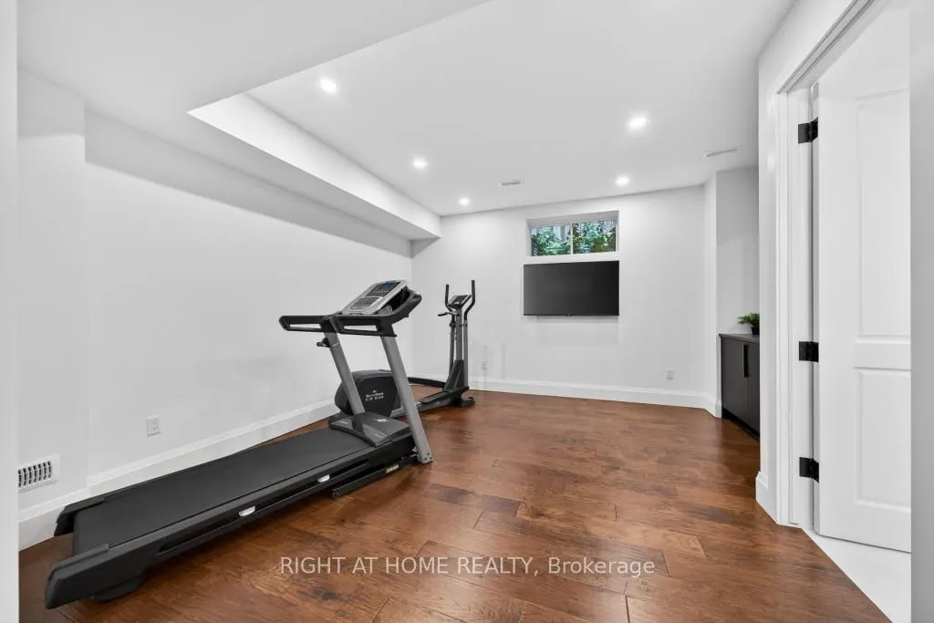 64 Ravina Crescent