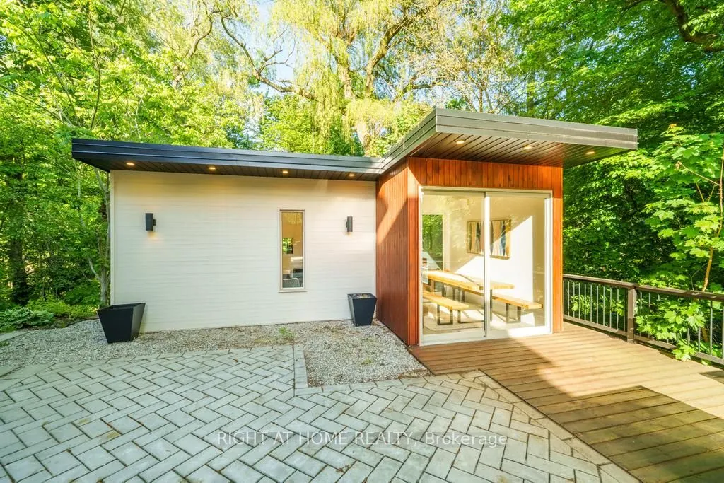 64 Ravina Crescent