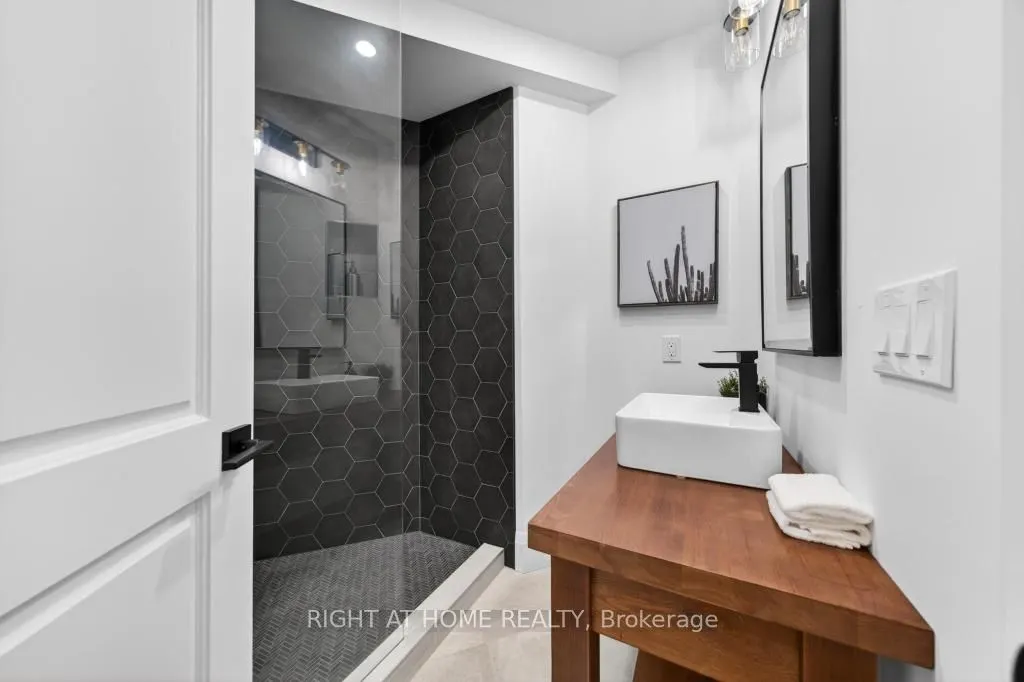 64 Ravina Crescent