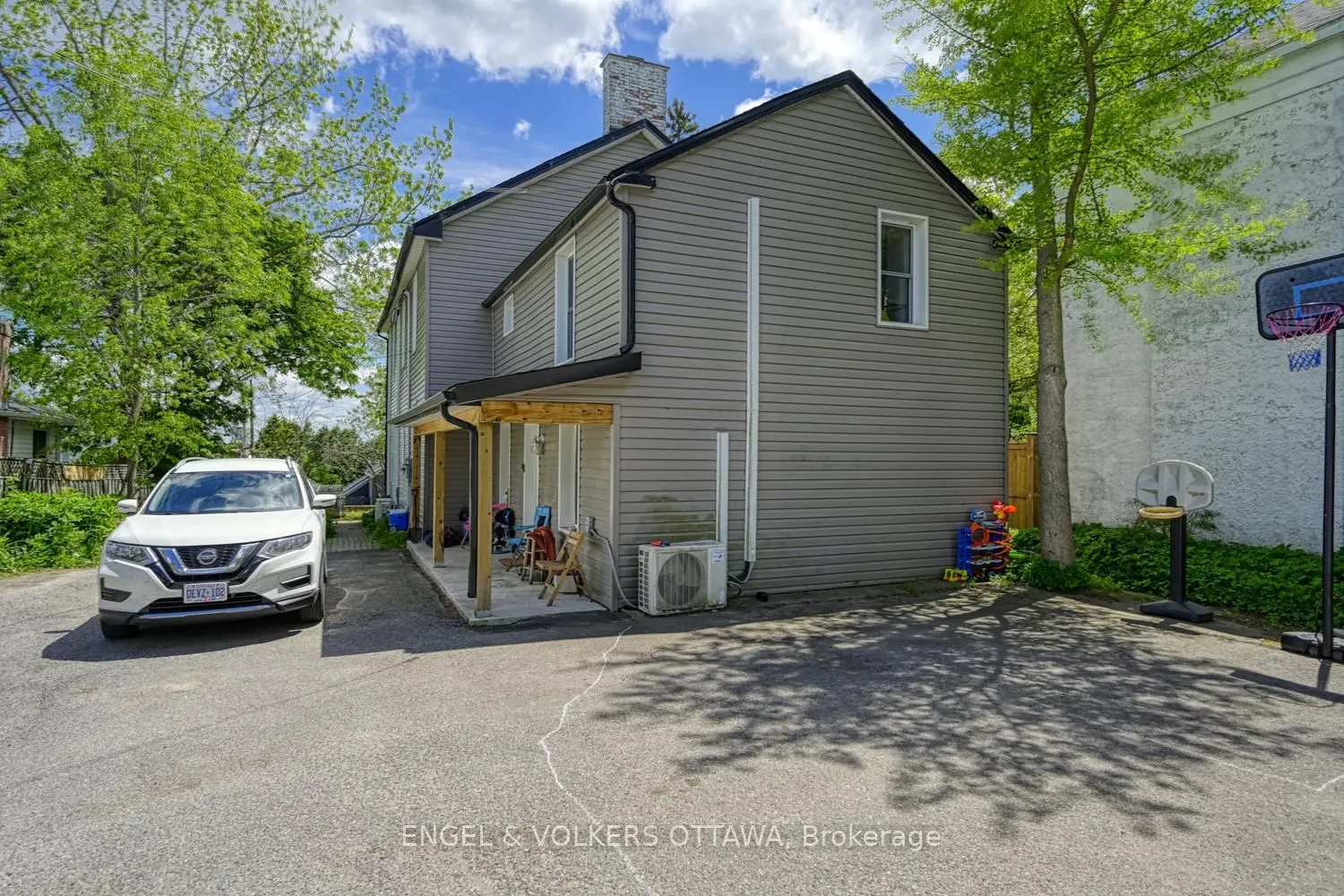 716 King Street W