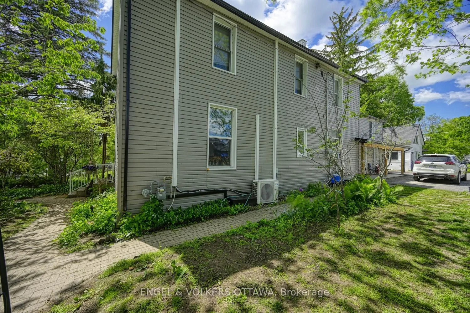 716 King Street W