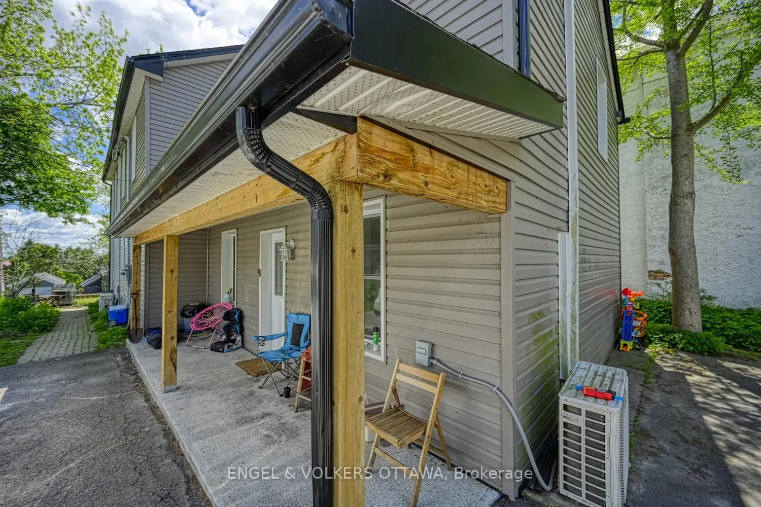 716 King Street W