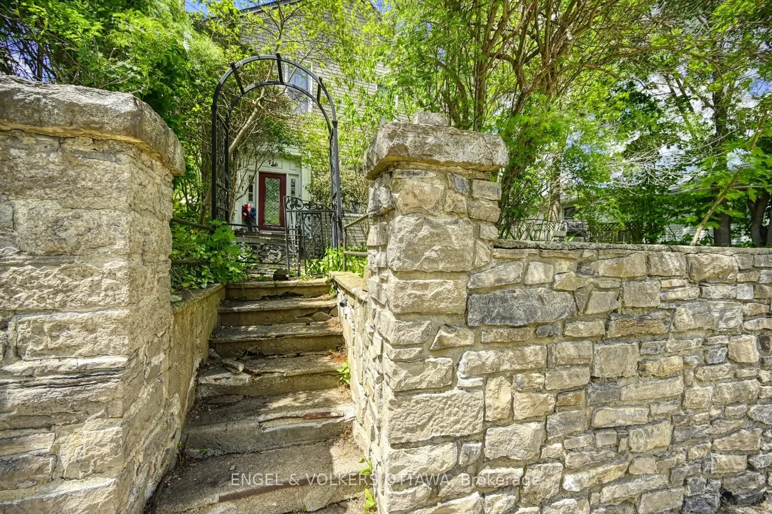 716 King Street W
