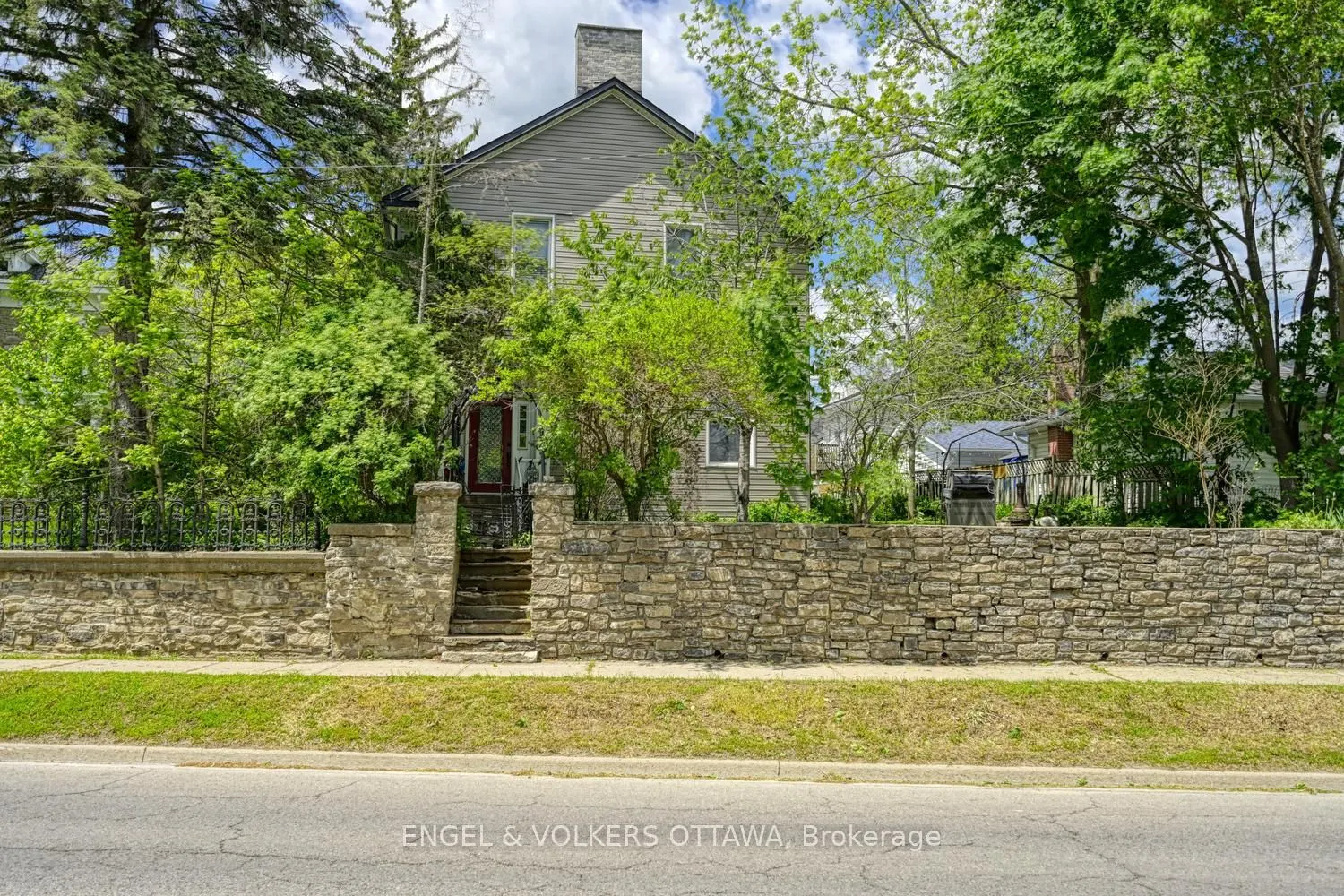 716 King Street W