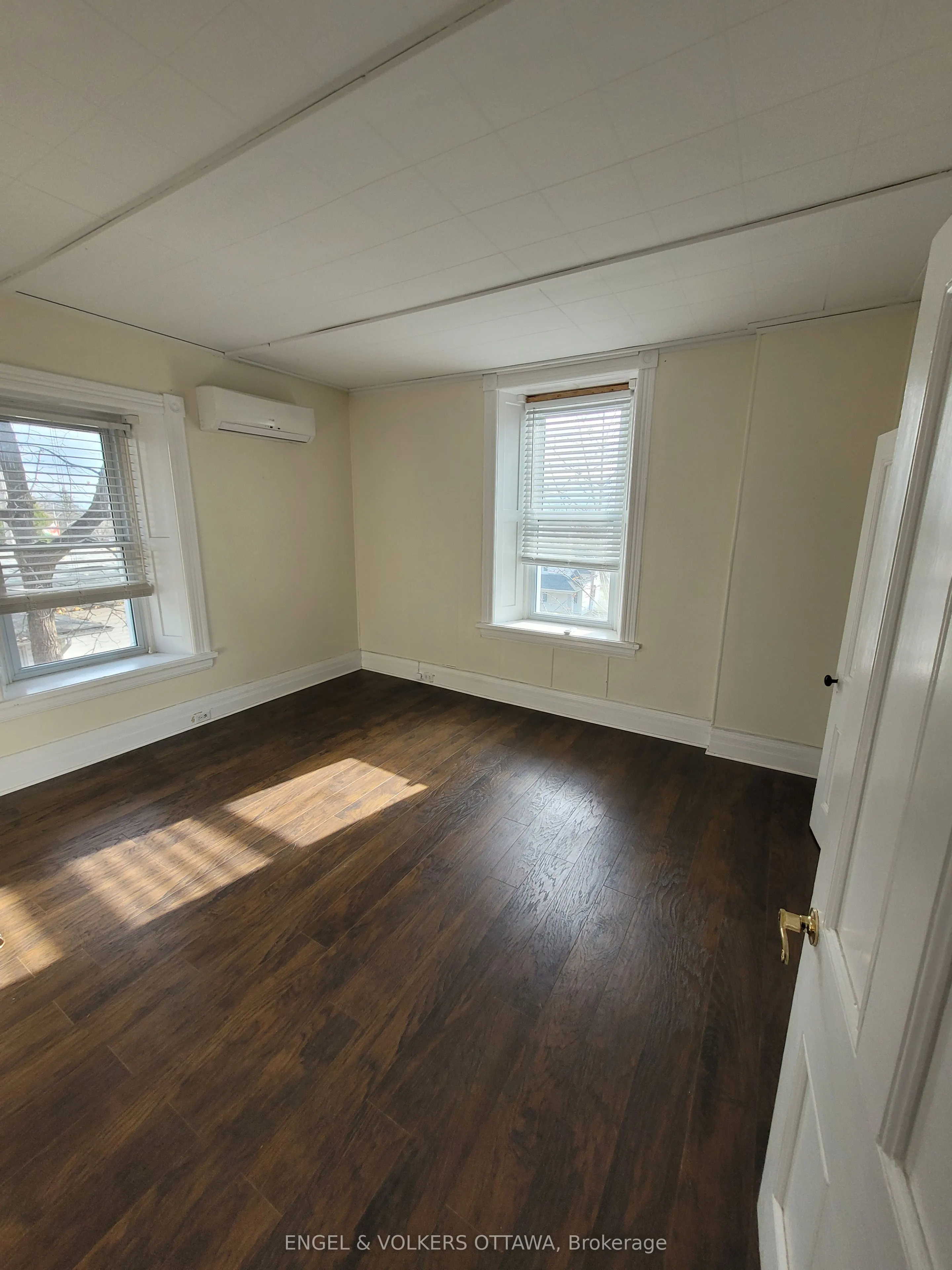 716 King Street W