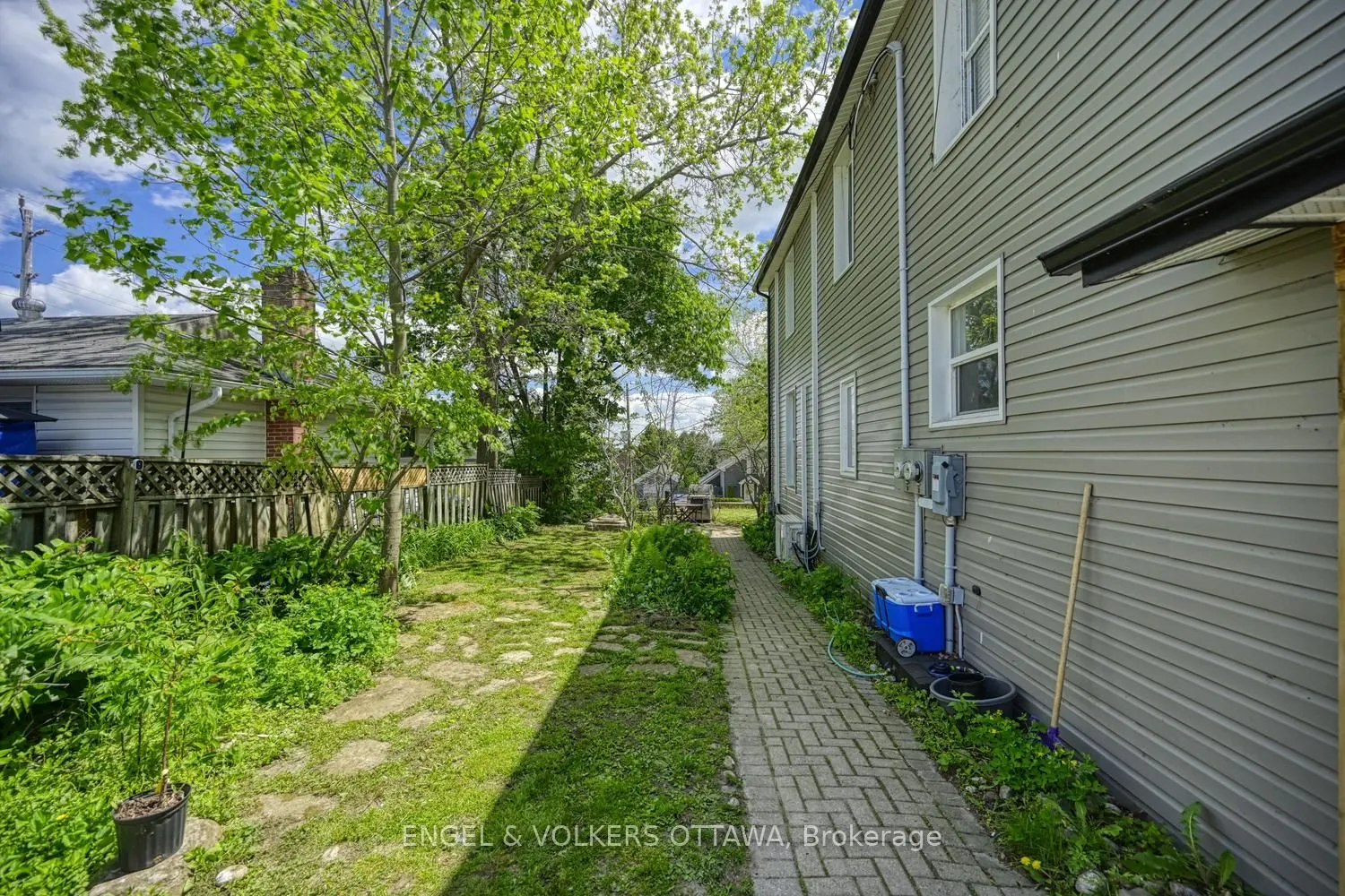 716 King Street W