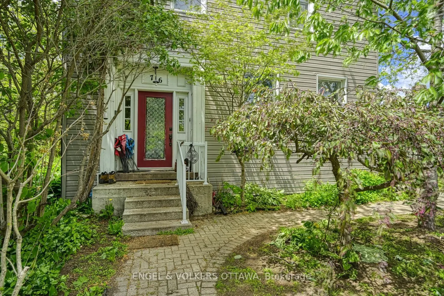 716 King Street W