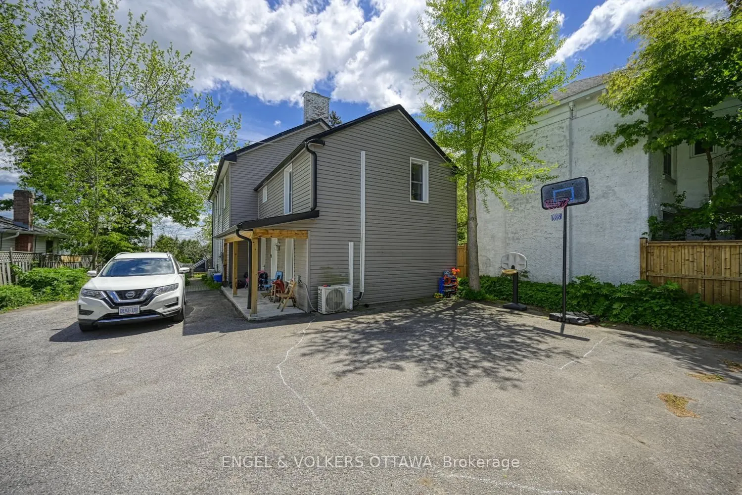 716 King Street W