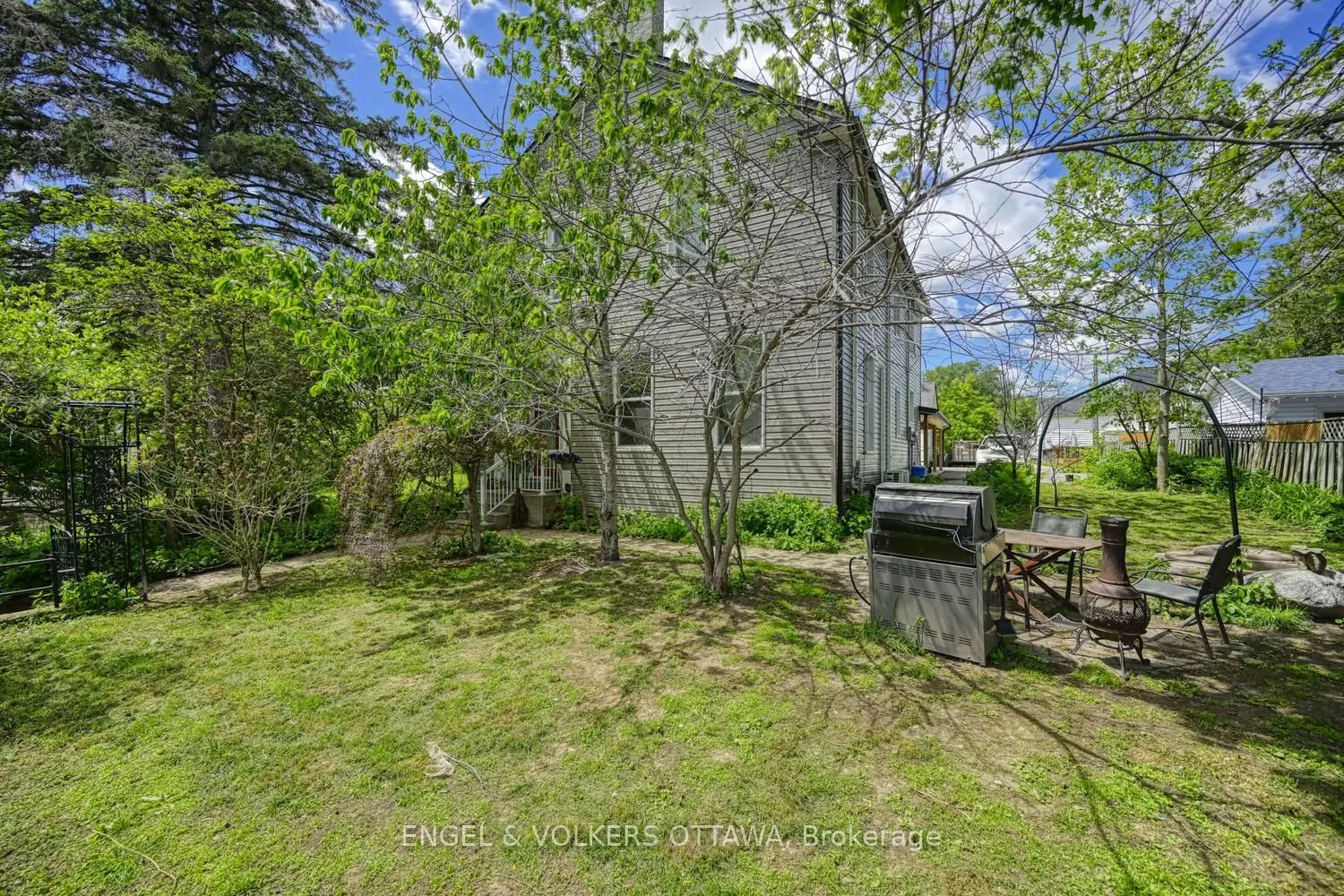 716 King Street W