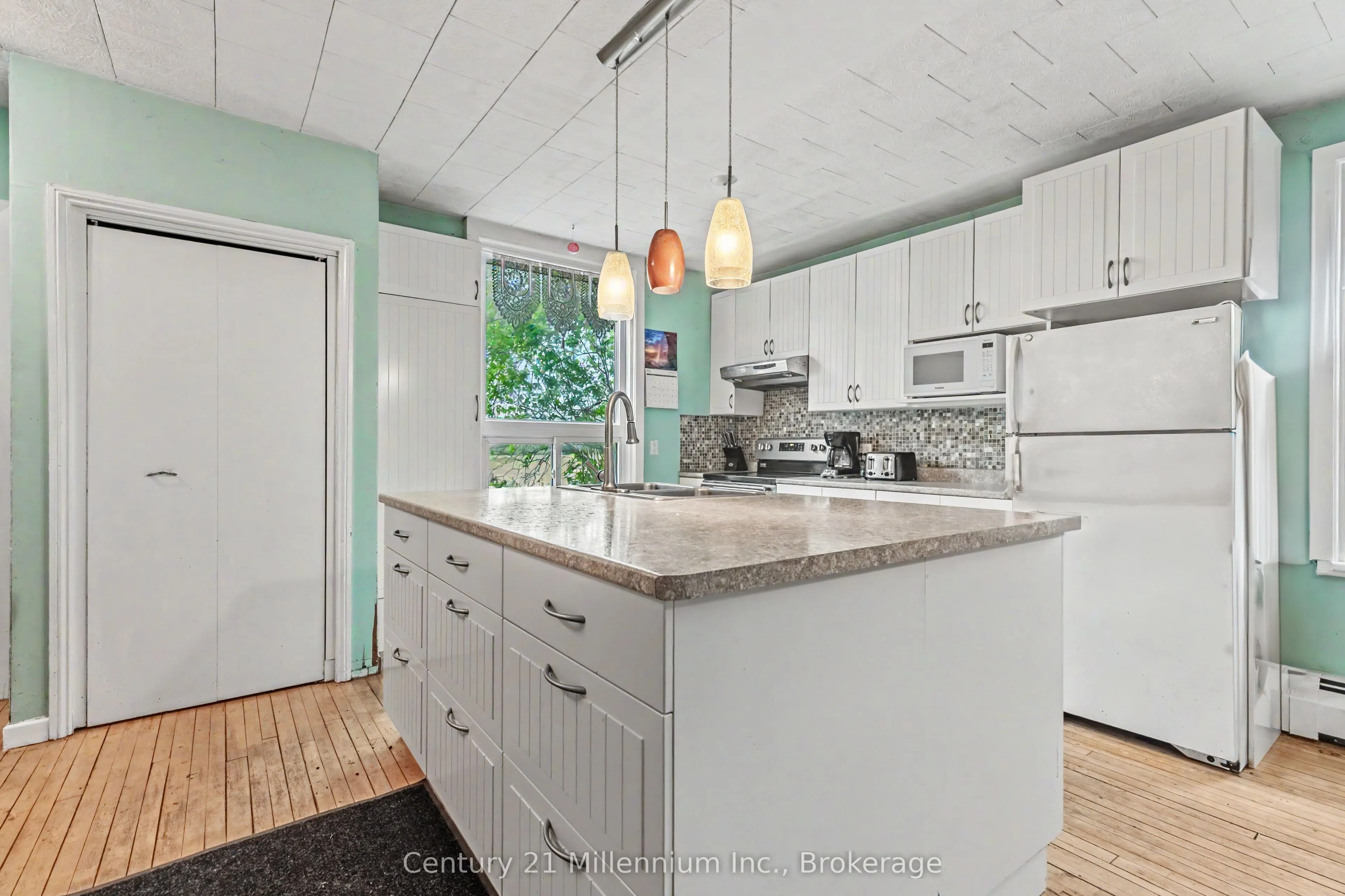 4758 Bruce 3 Road