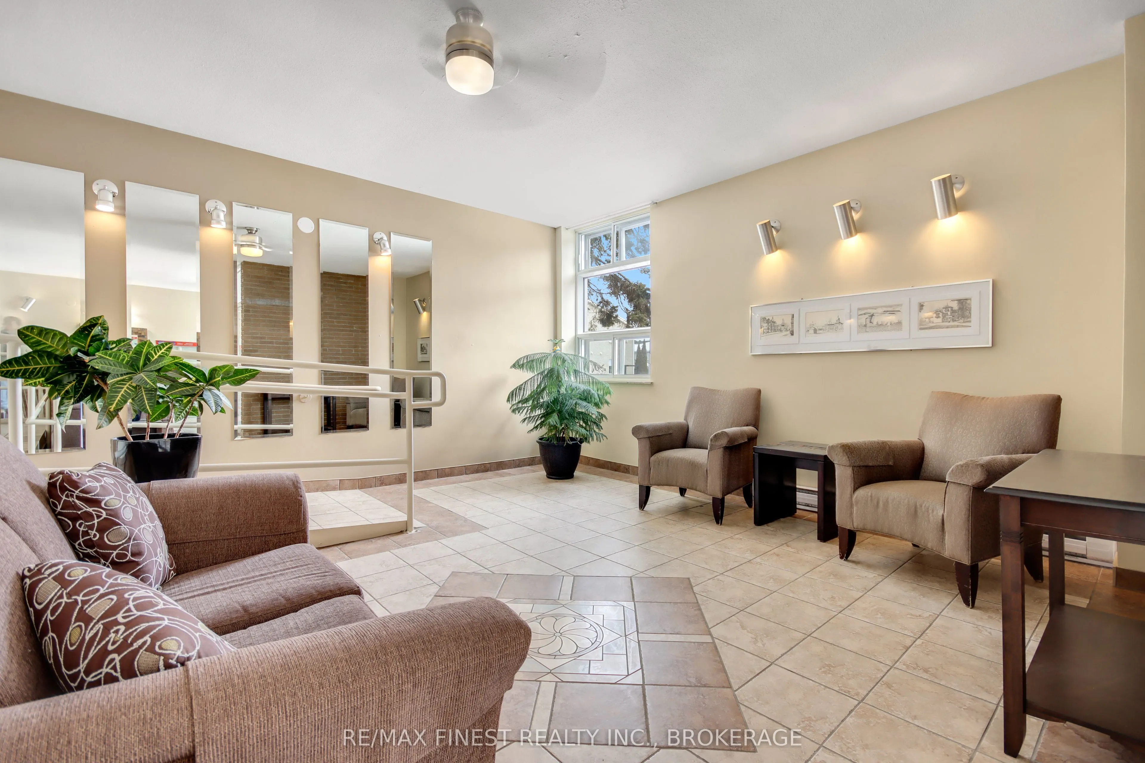2 Mowat Avenue #206
