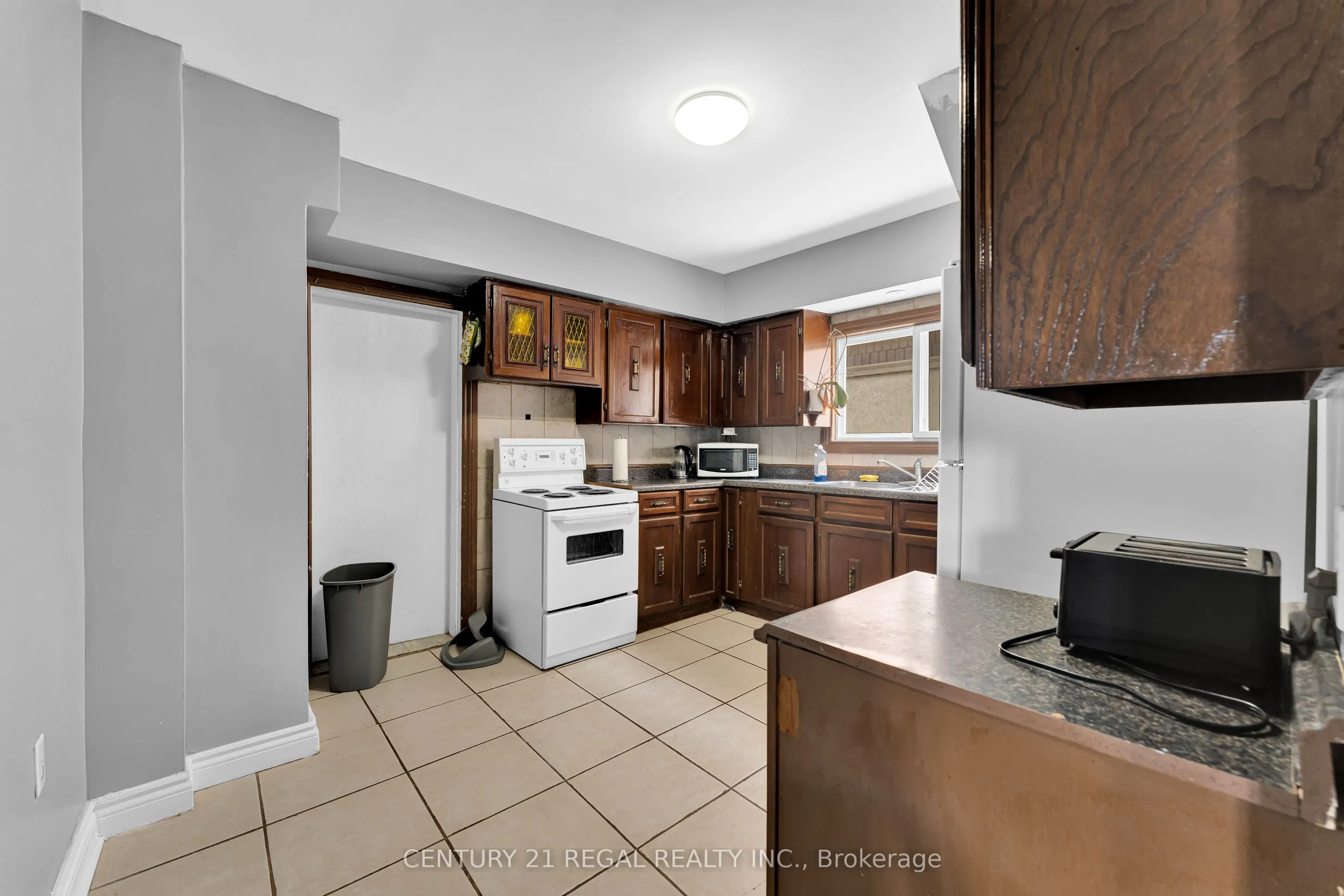 942 Tecumseh Road E