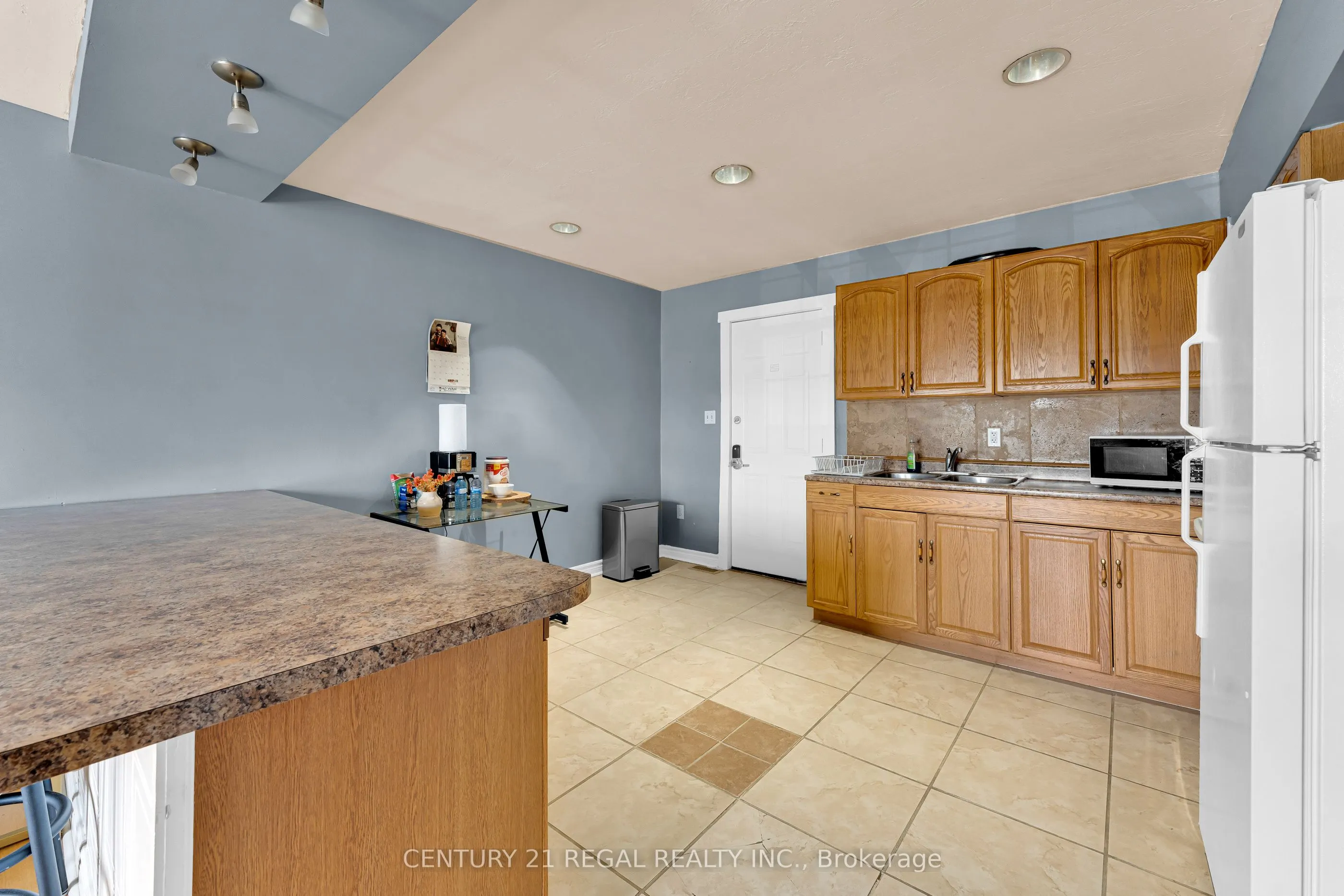 942 Tecumseh Road E