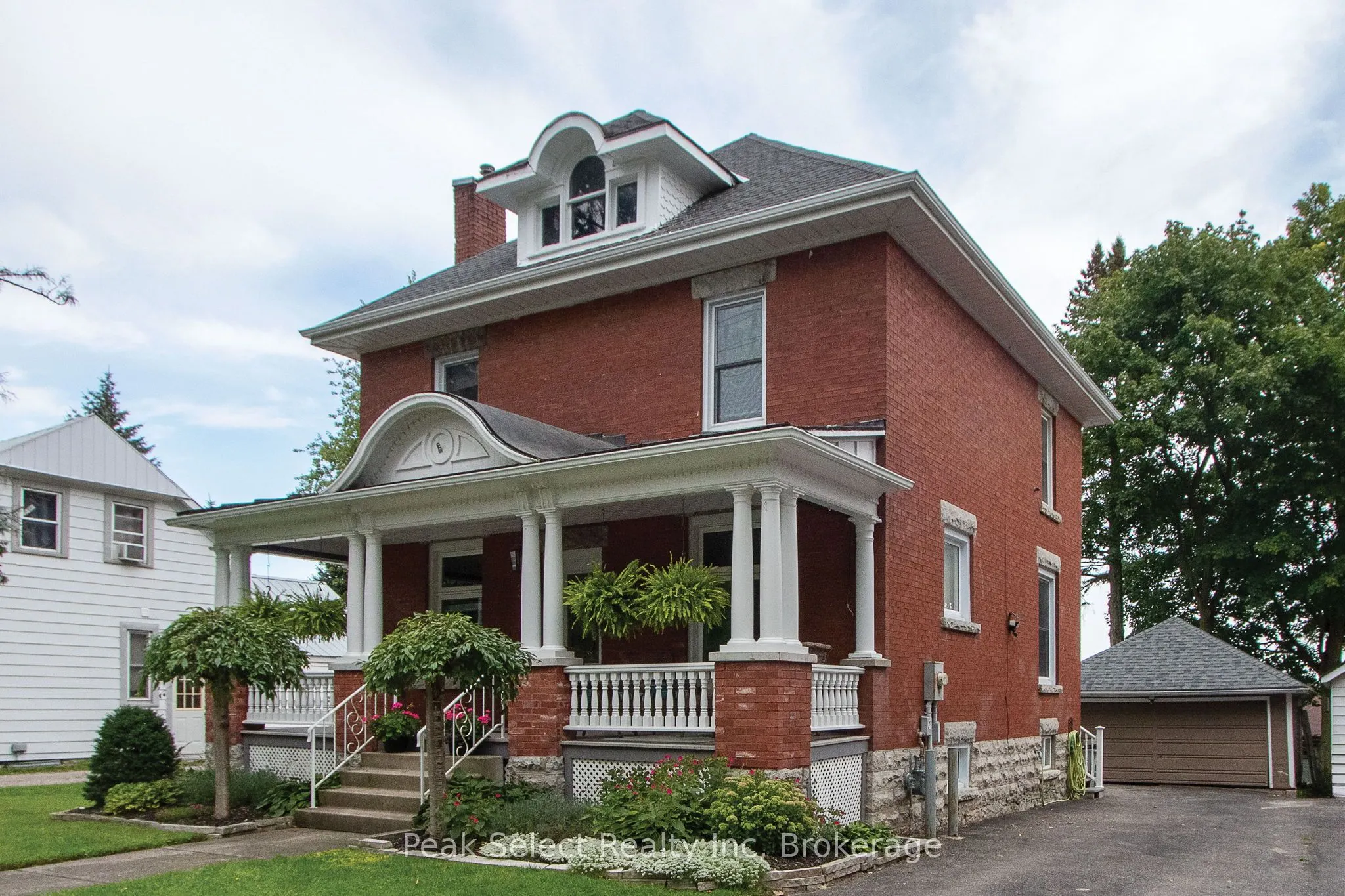 395 QUEEN Street E
