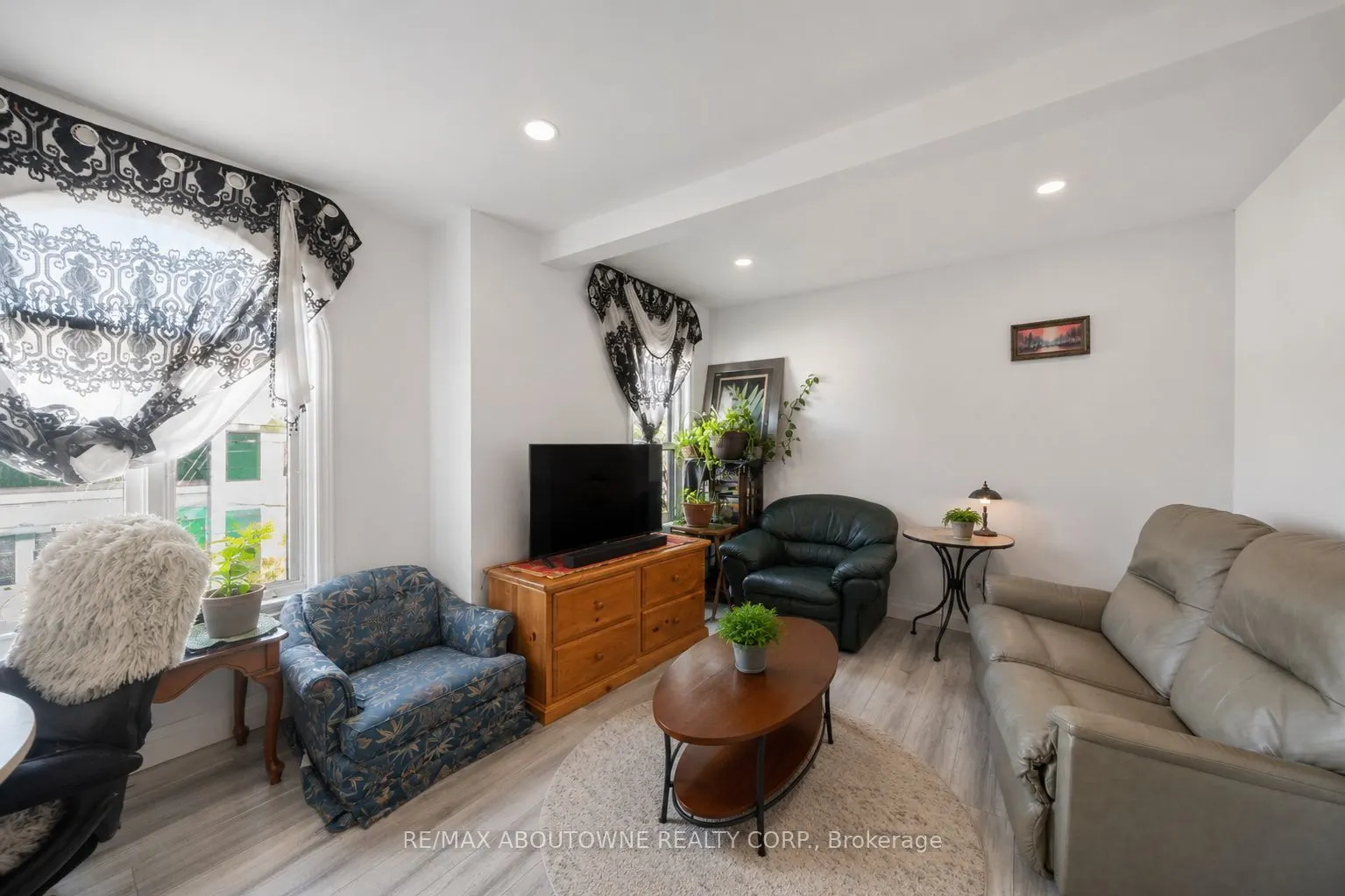 323 Upper Wentworth Street