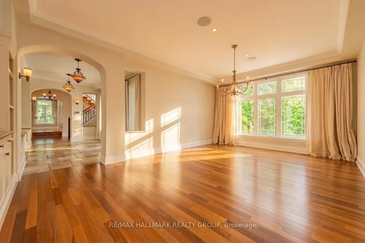 5800 Queenscourt Crescent
