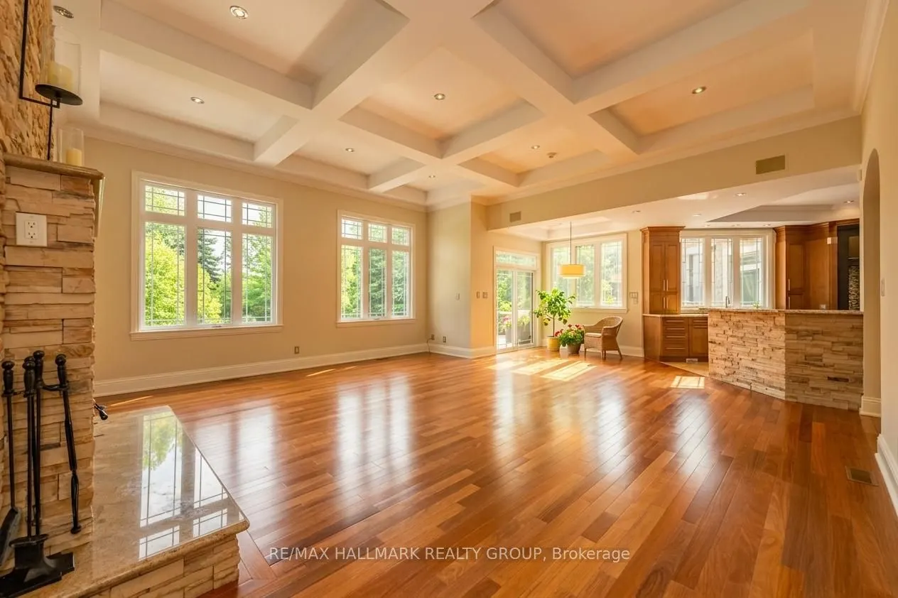 5800 Queenscourt Crescent