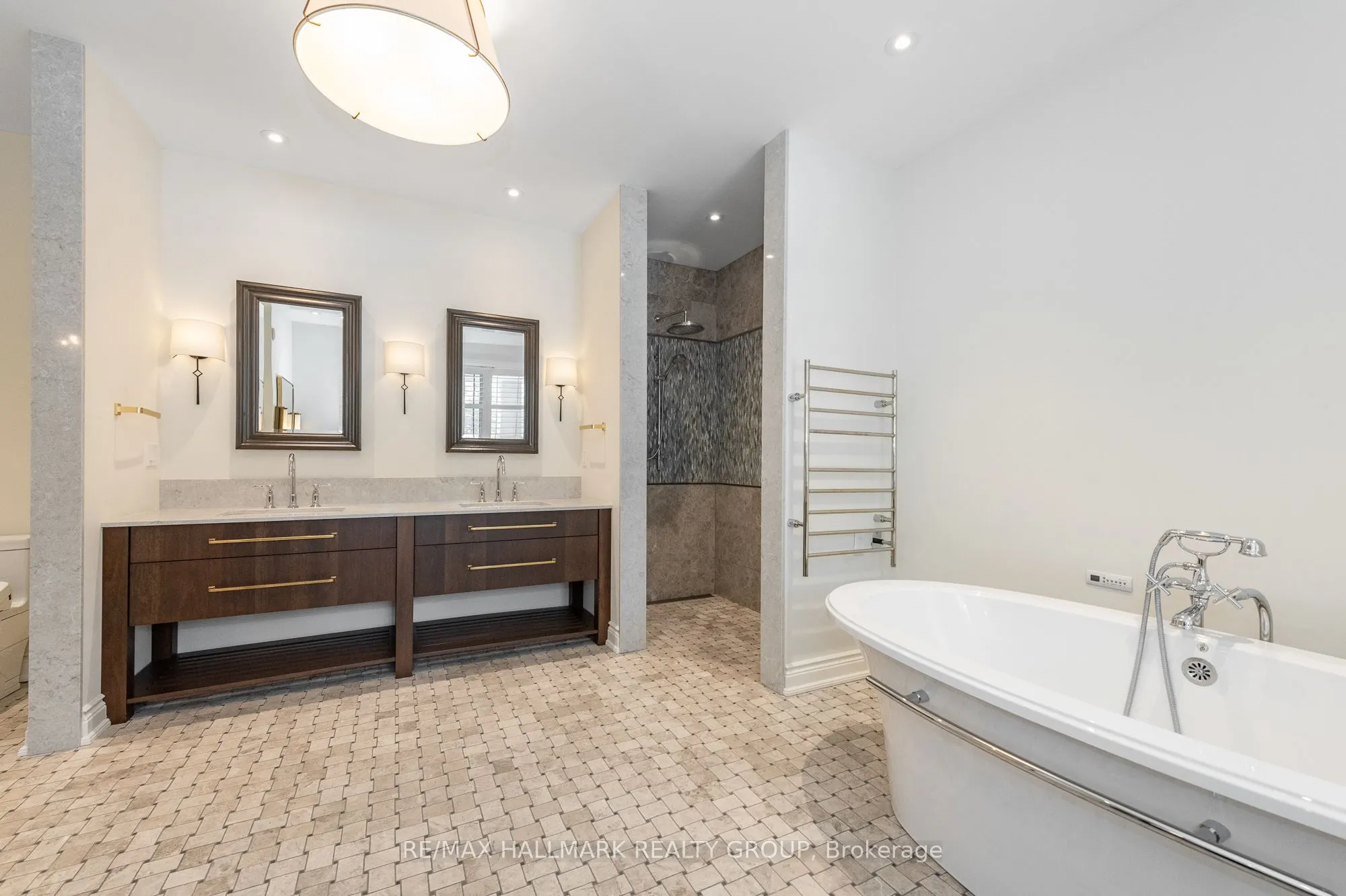 5800 Queenscourt Crescent
