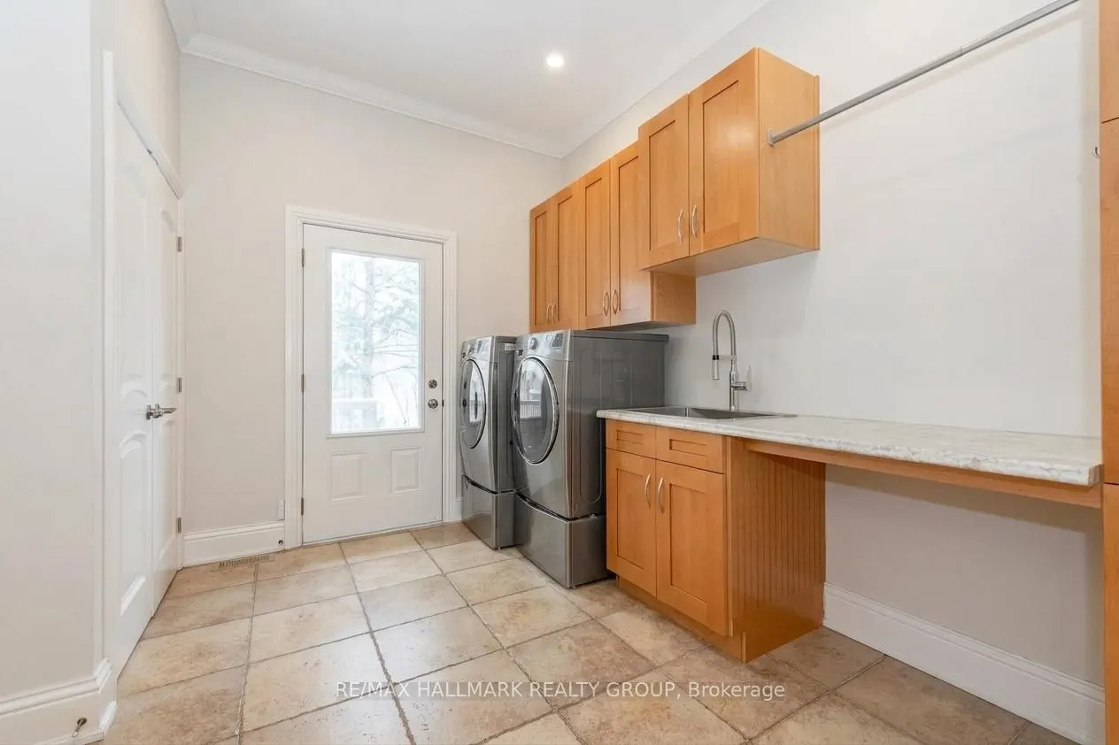 5800 Queenscourt Crescent