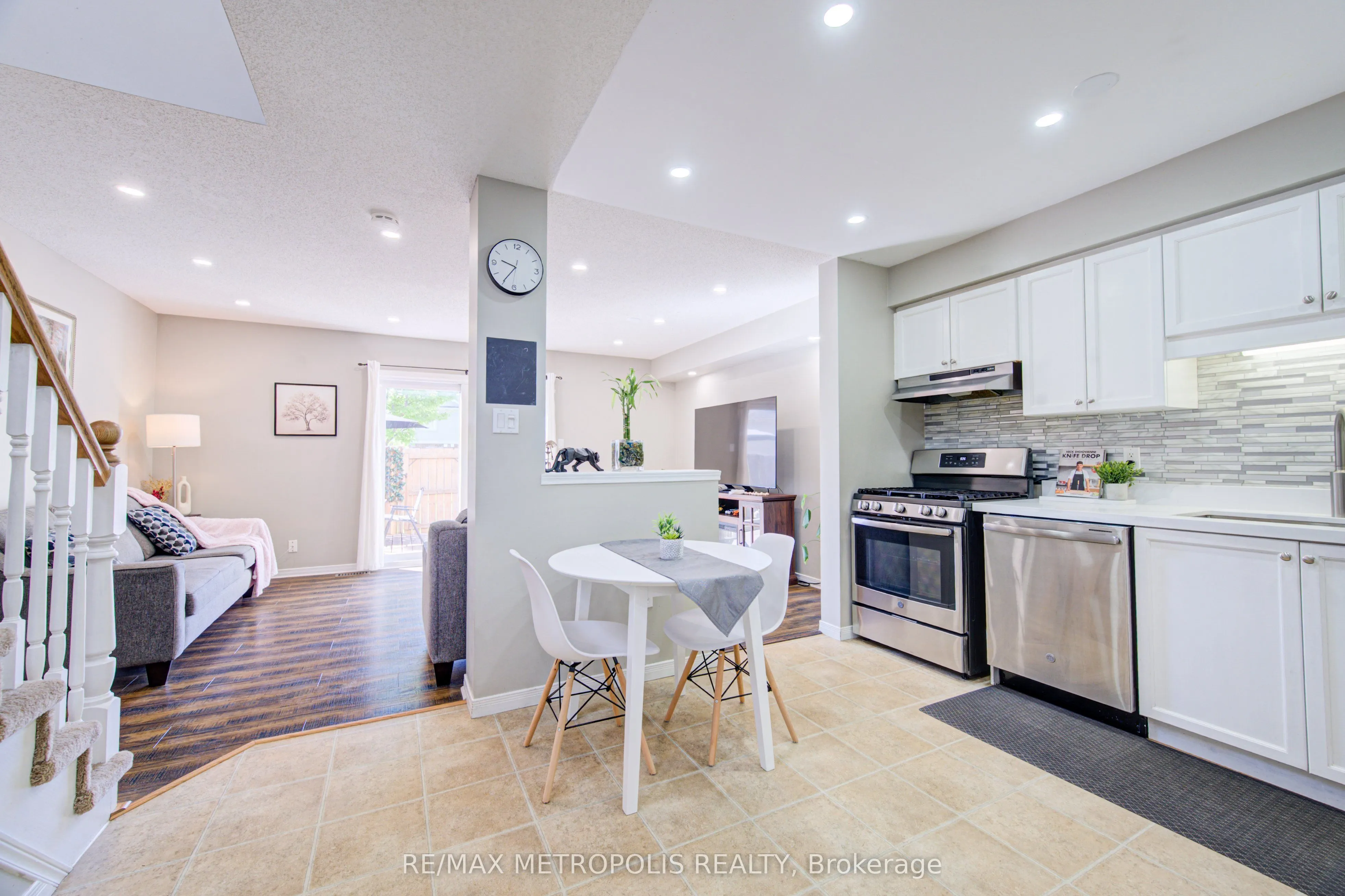 124 GOSLING Gardens #37