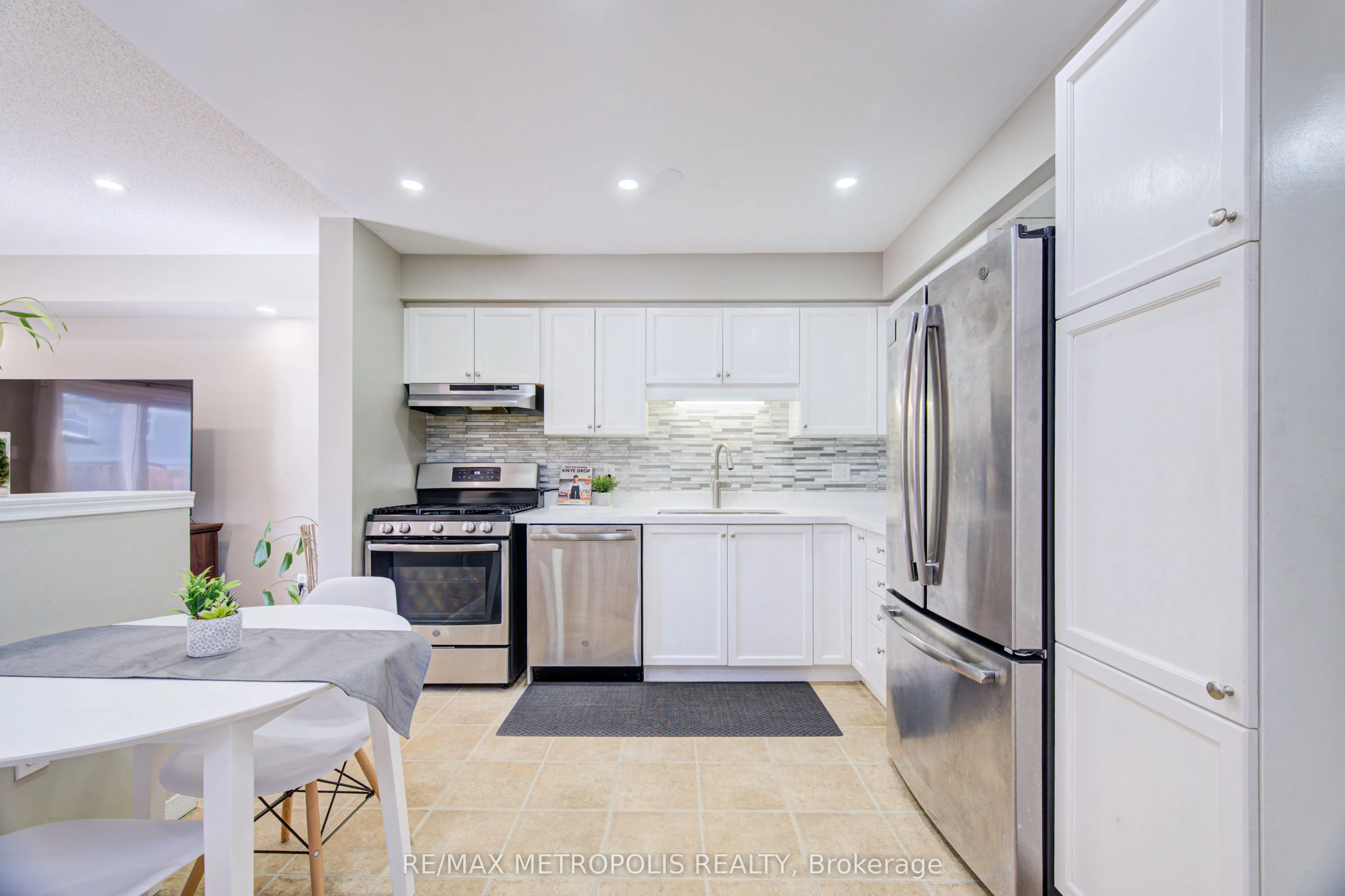 124 GOSLING Gardens #37