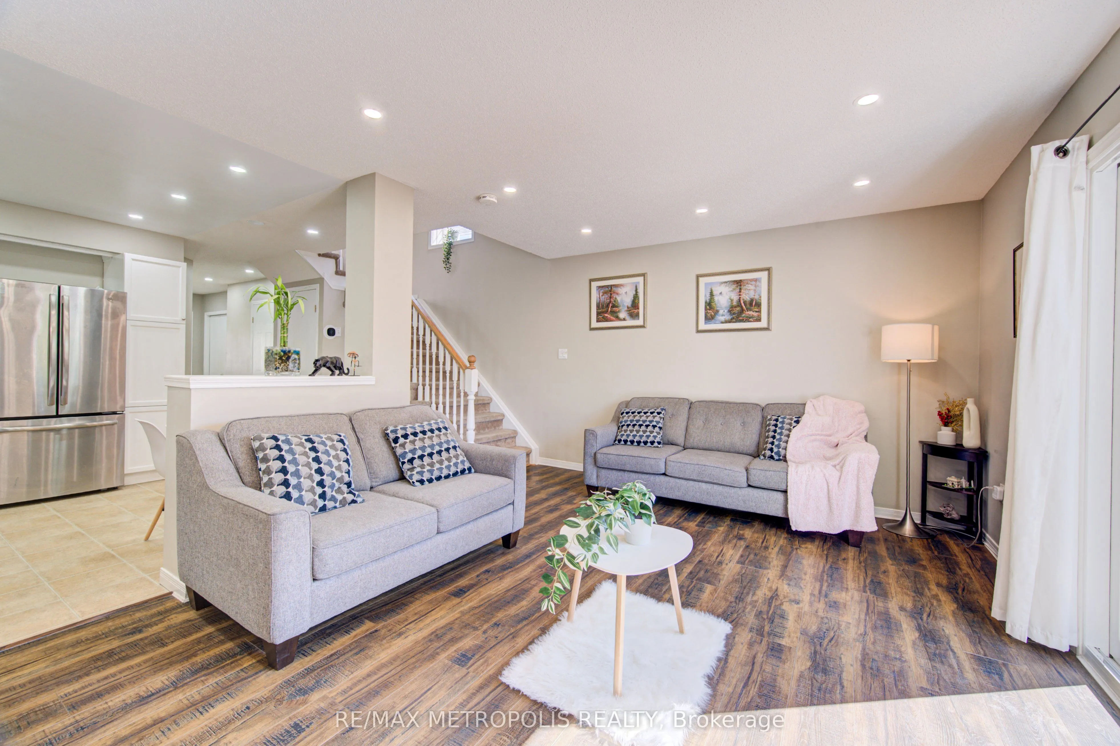 124 GOSLING Gardens #37