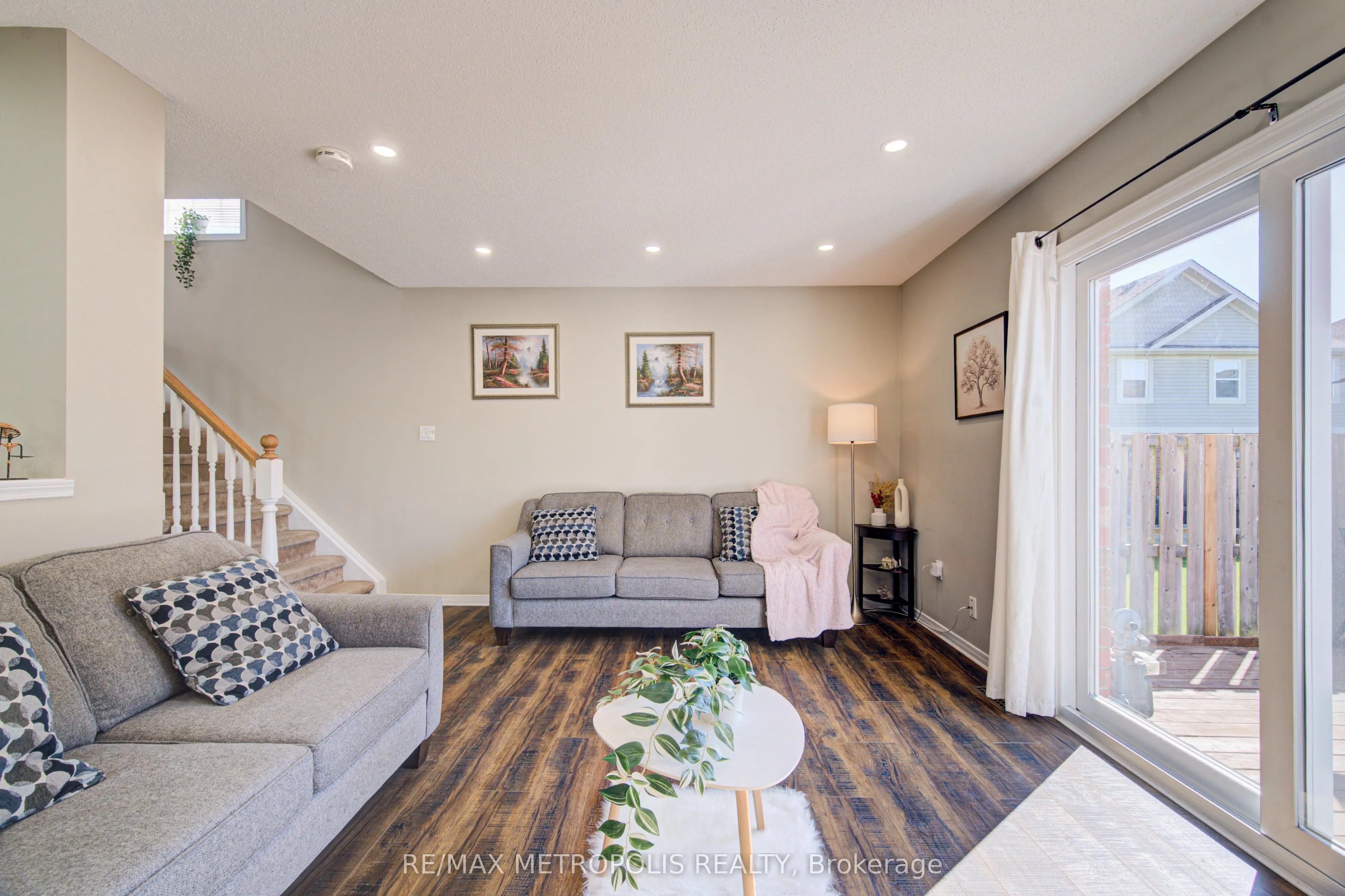 124 GOSLING Gardens #37