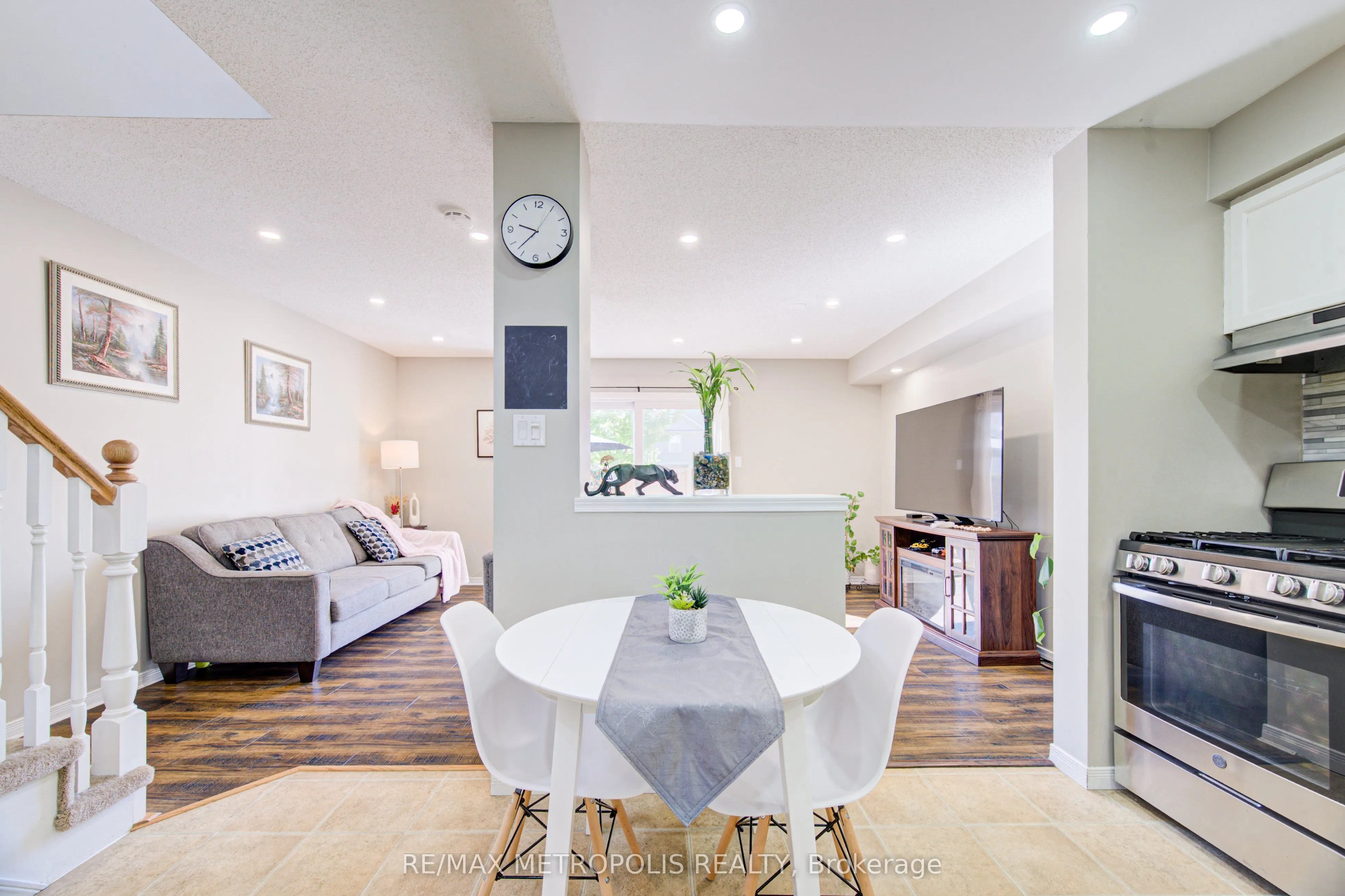 124 GOSLING Gardens #37