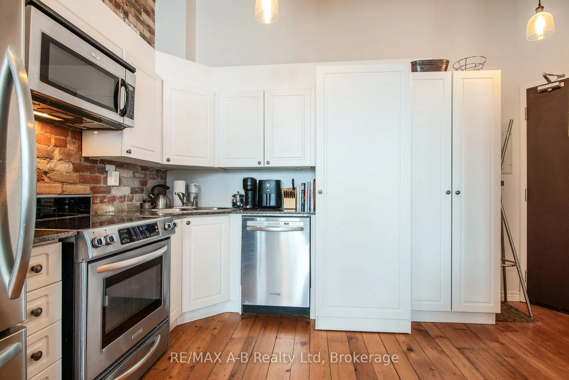 66 WELLINGTON Street ##201