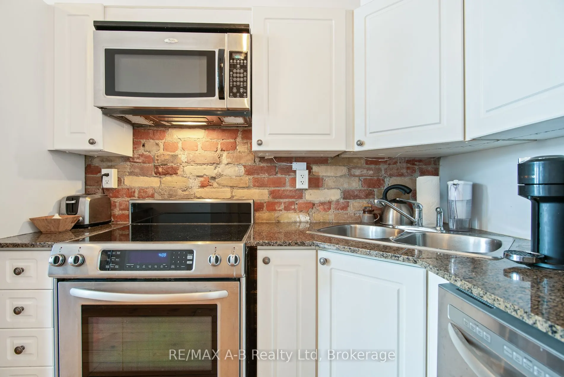 66 WELLINGTON Street ##201