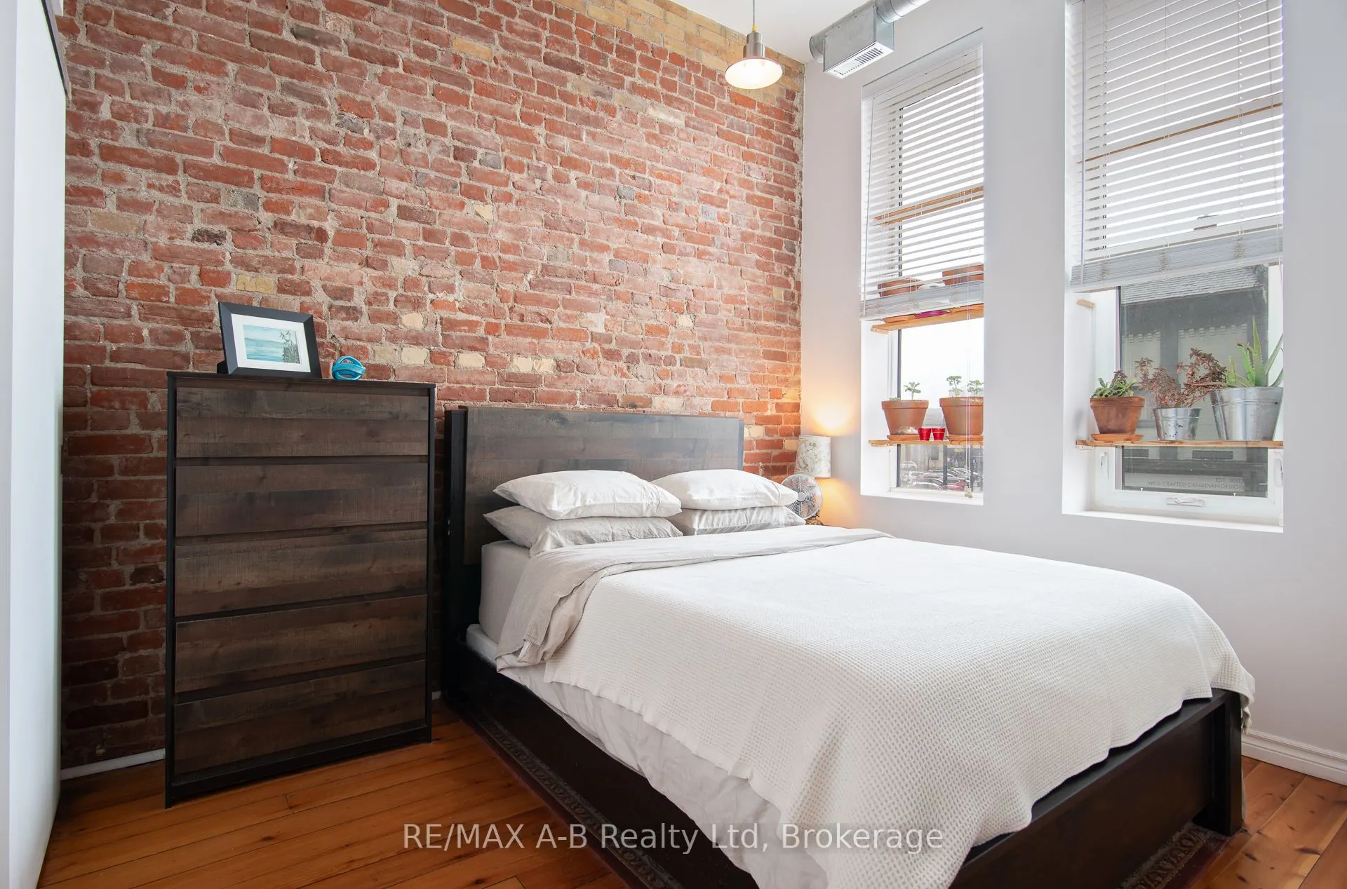 66 WELLINGTON Street ##201