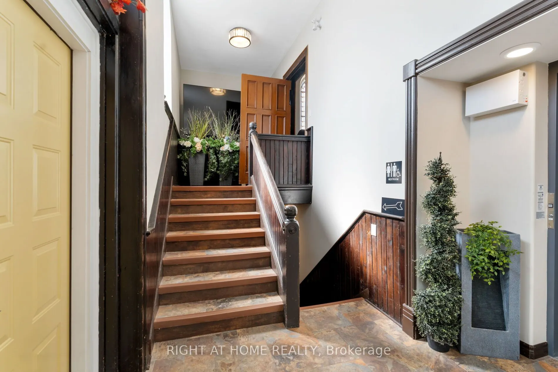 19 Albert Street E