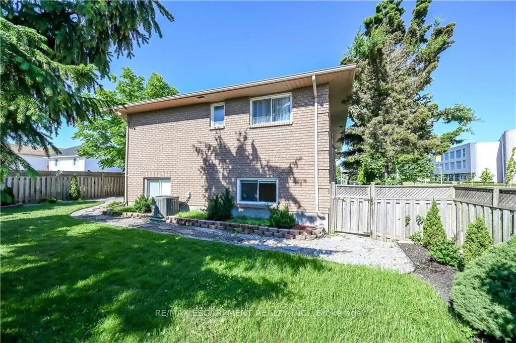 296 WINTERBERRY Drive #LOWER