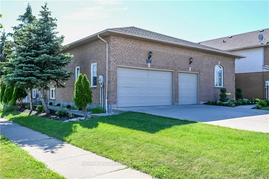 296 WINTERBERRY Drive #LOWER