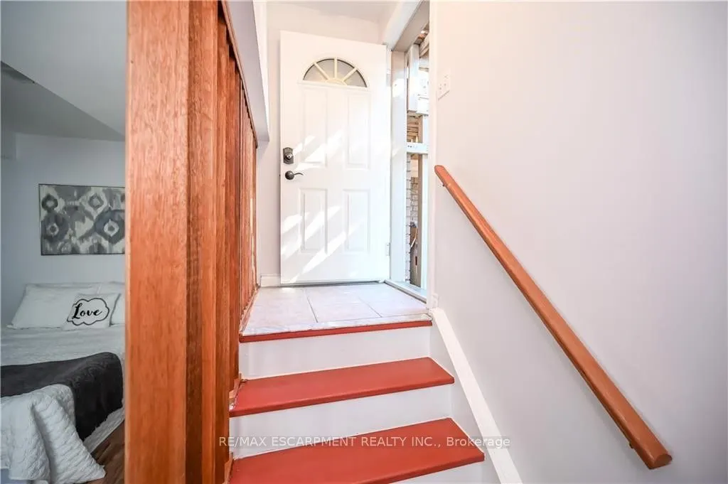 296 WINTERBERRY Drive #LOWER