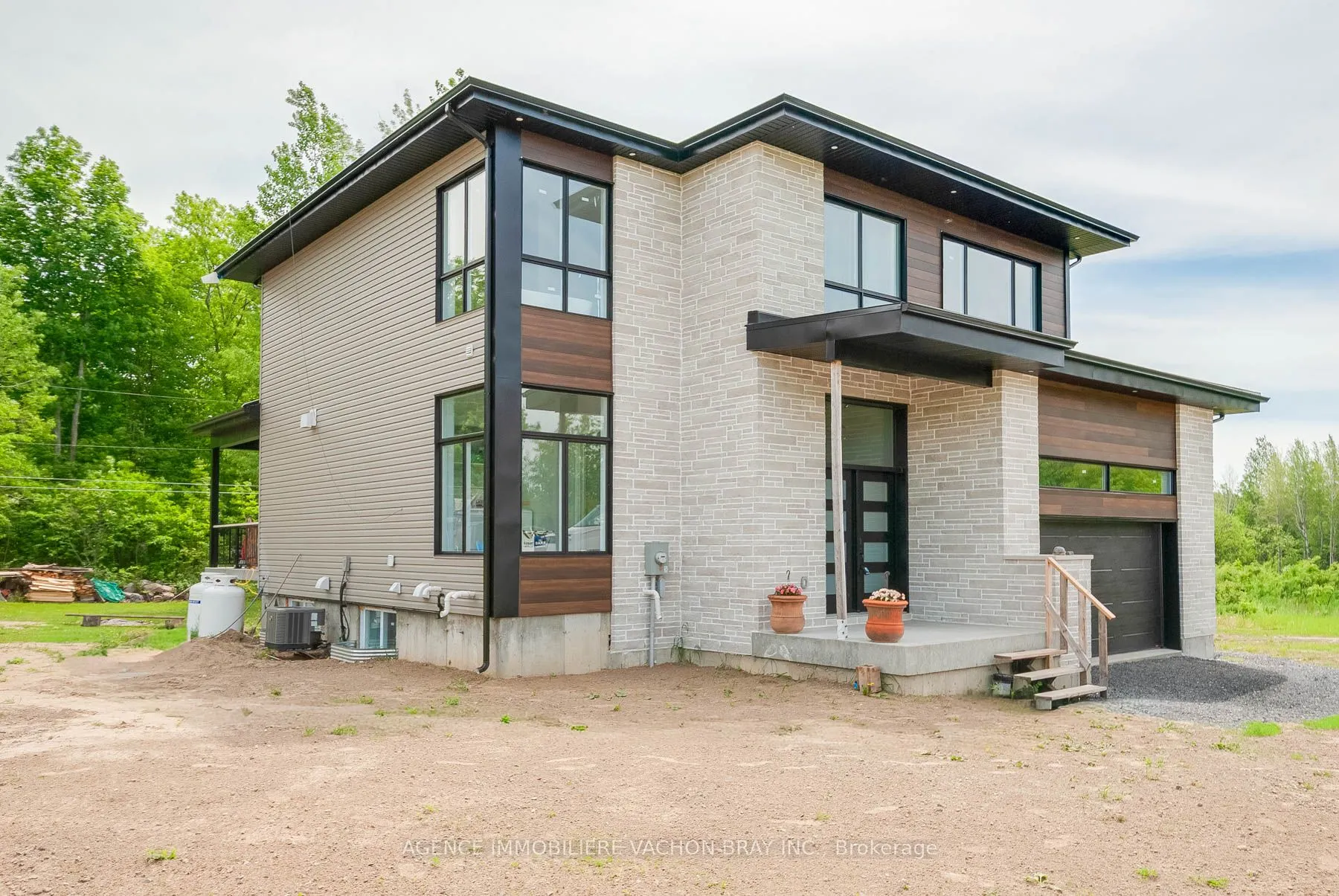 3814 Lakeside Drive