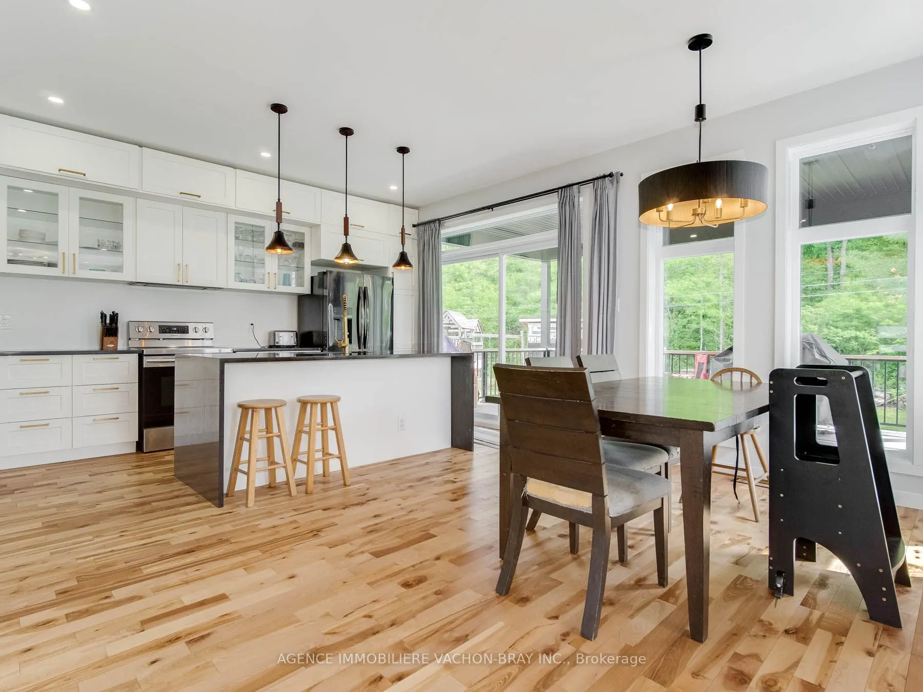 3814 Lakeside Drive