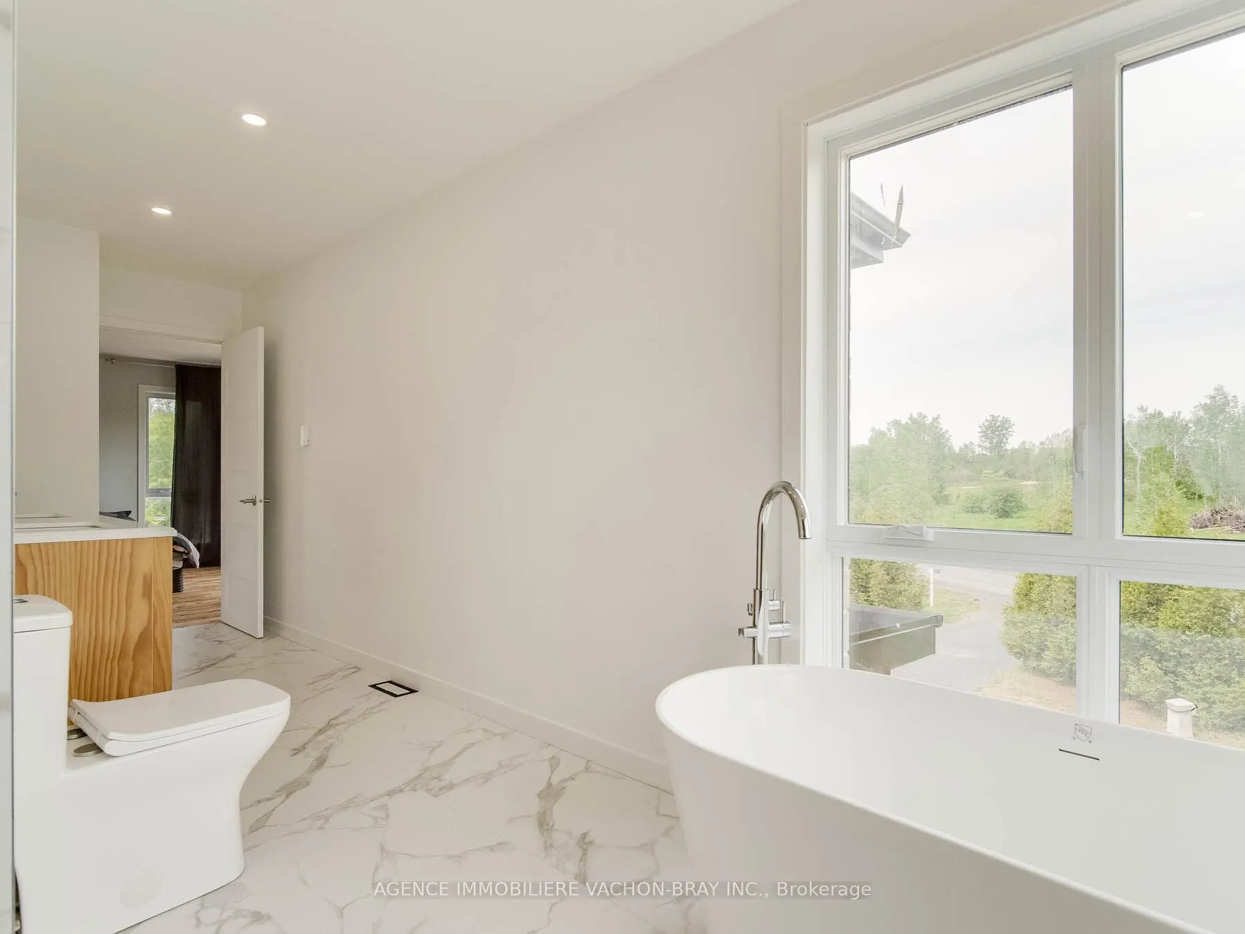 3814 Lakeside Drive