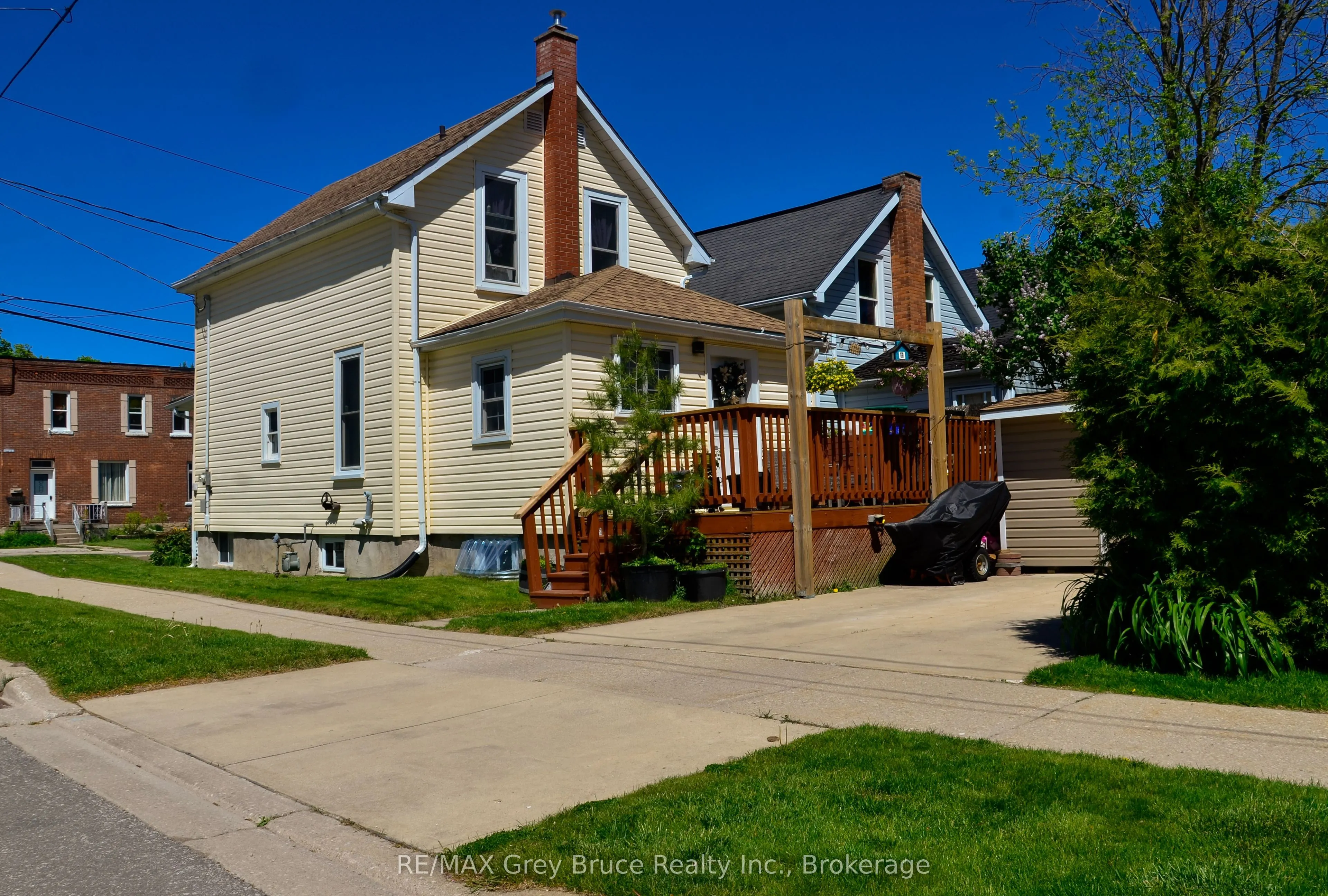 499 16th Street W