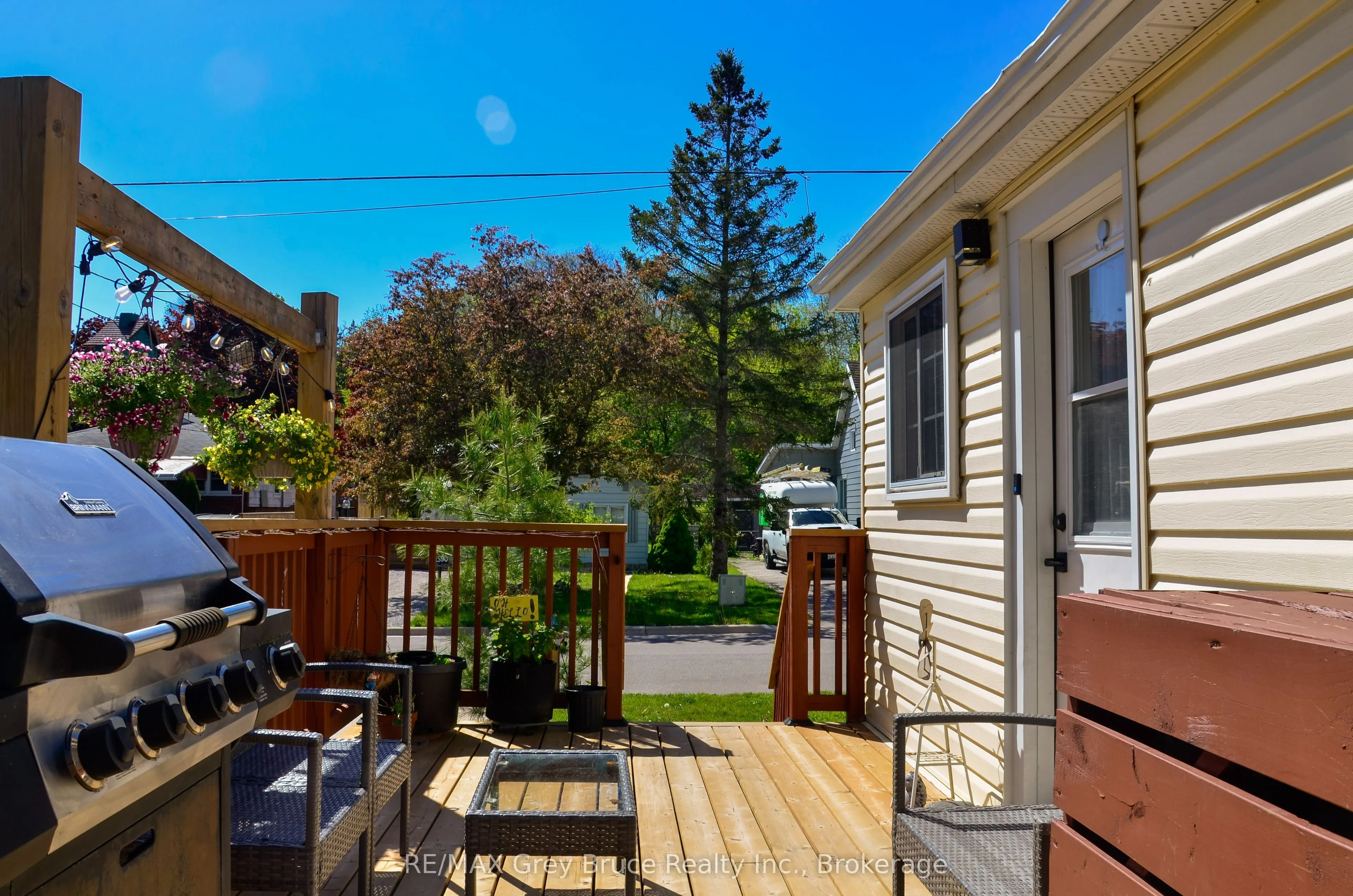 499 16th Street W