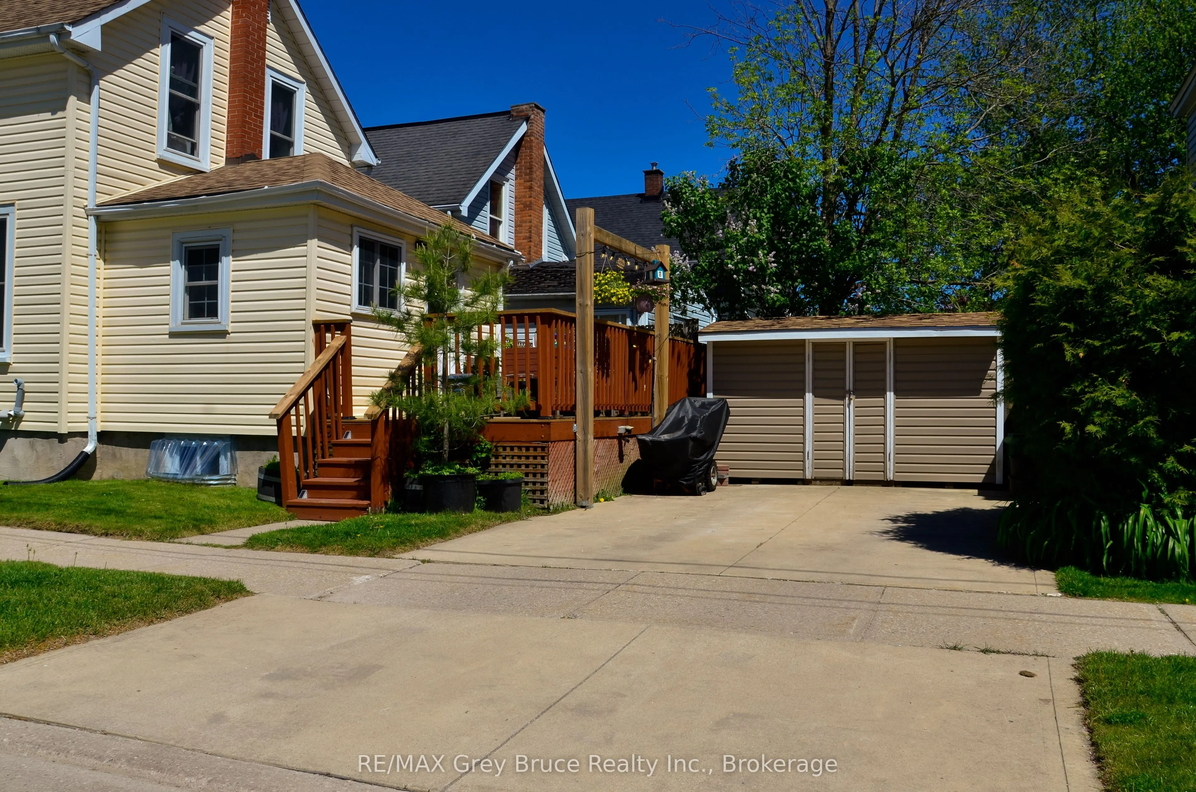 499 16th Street W