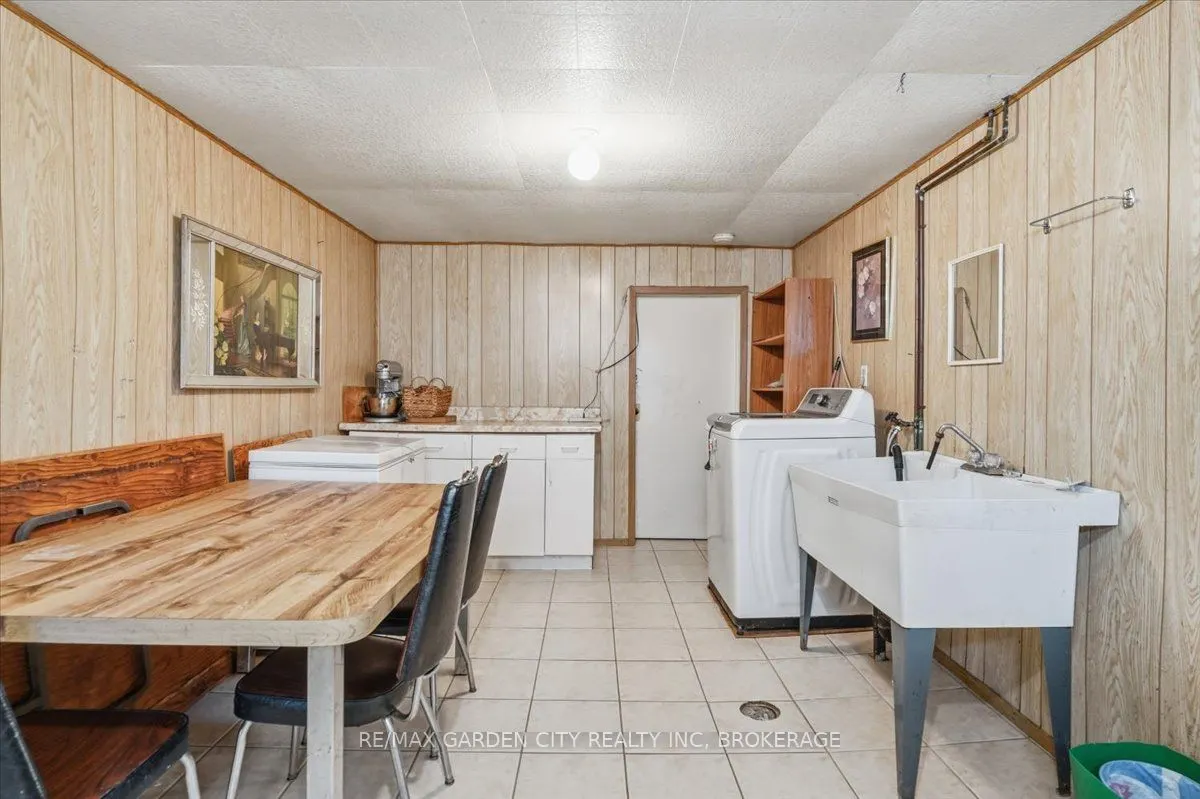41 Albert Street W