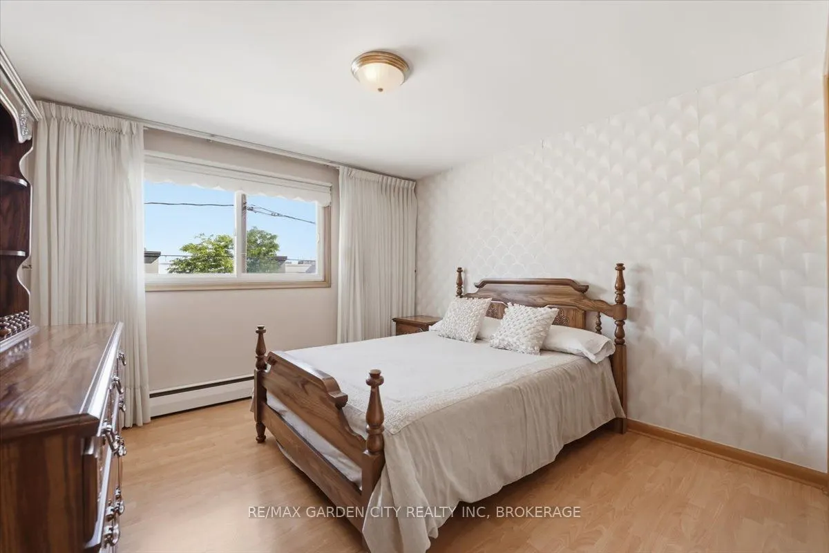 41 Albert Street W