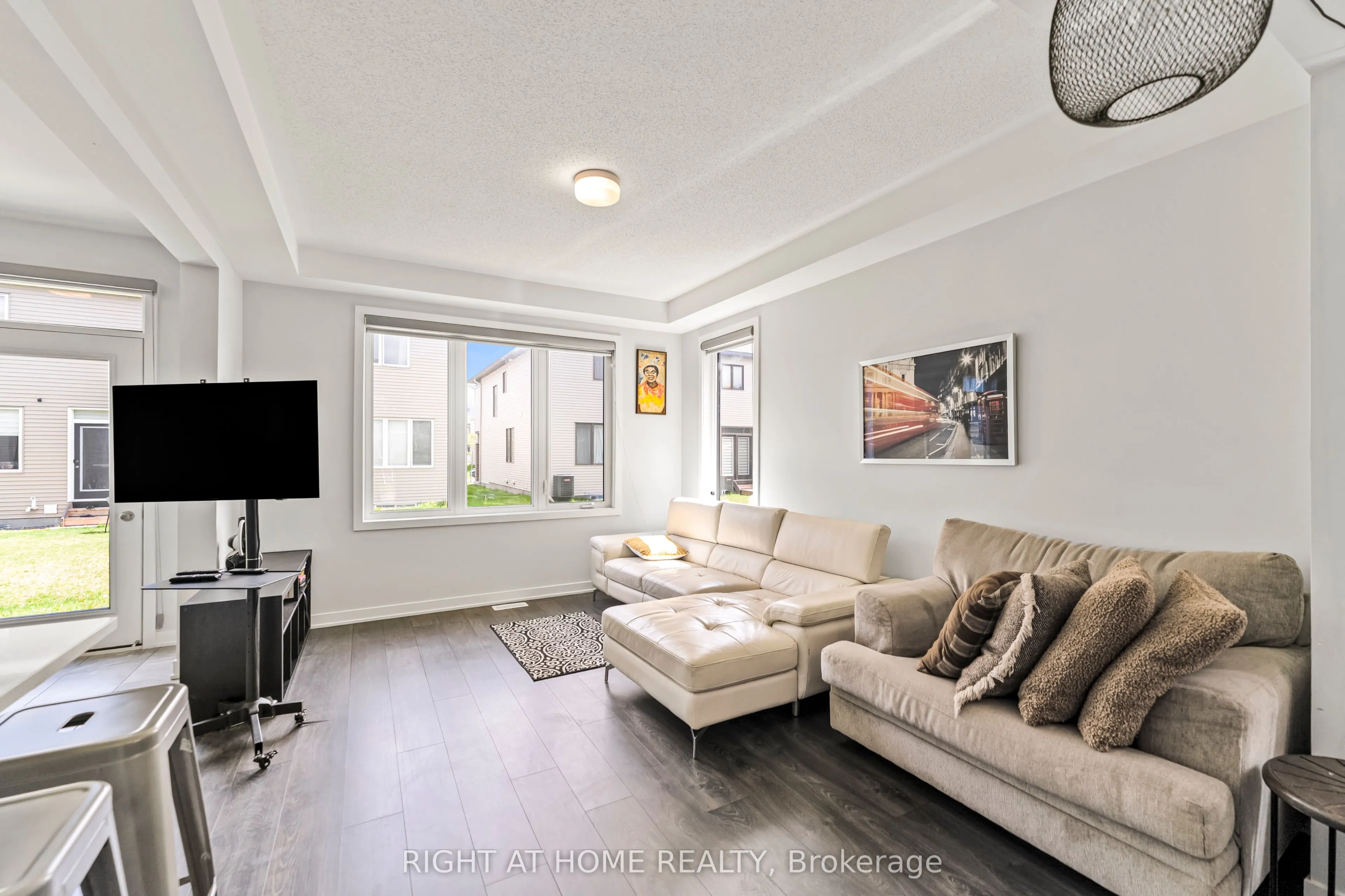 221 Billrian Crescent