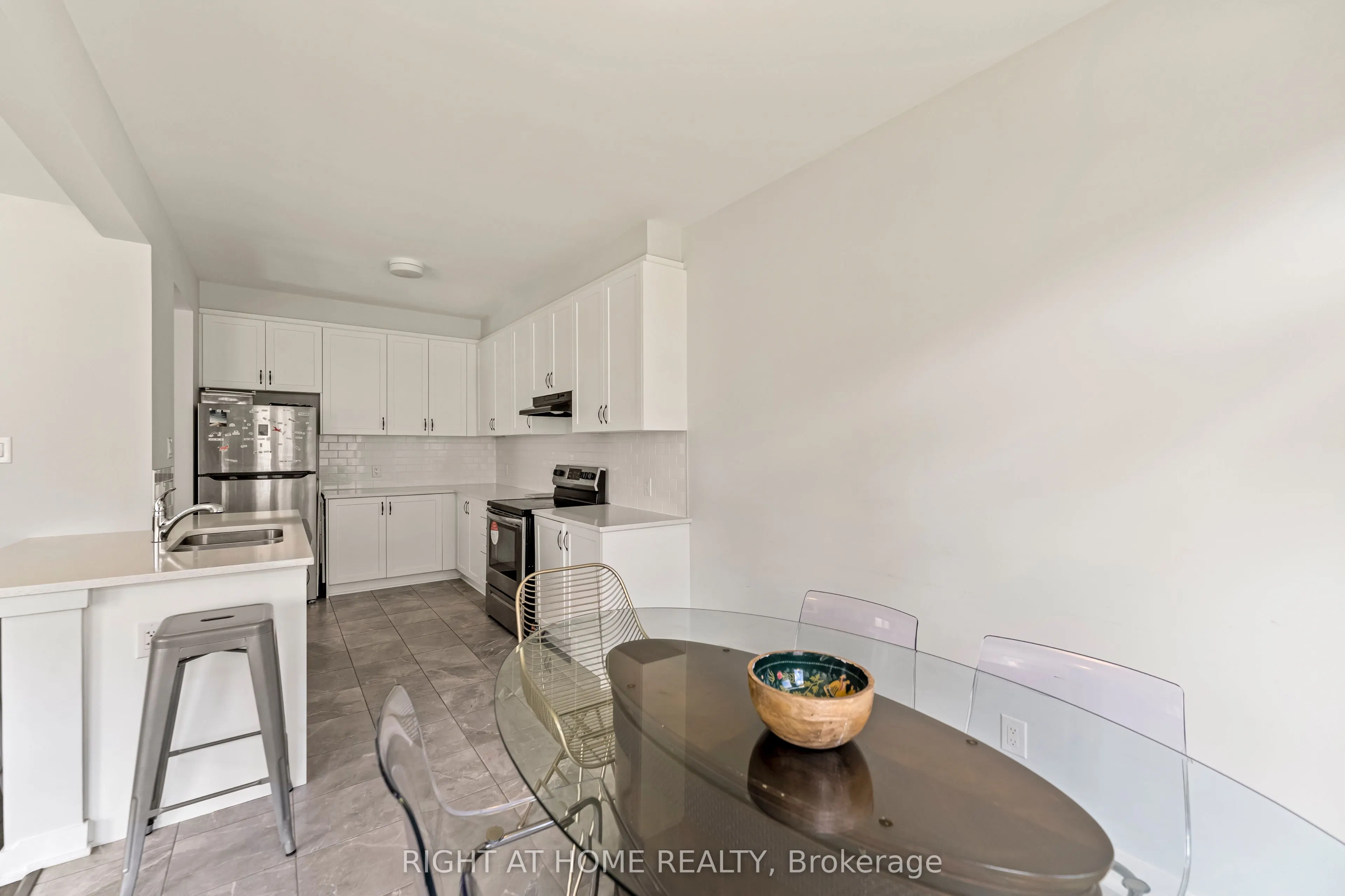 221 Billrian Crescent