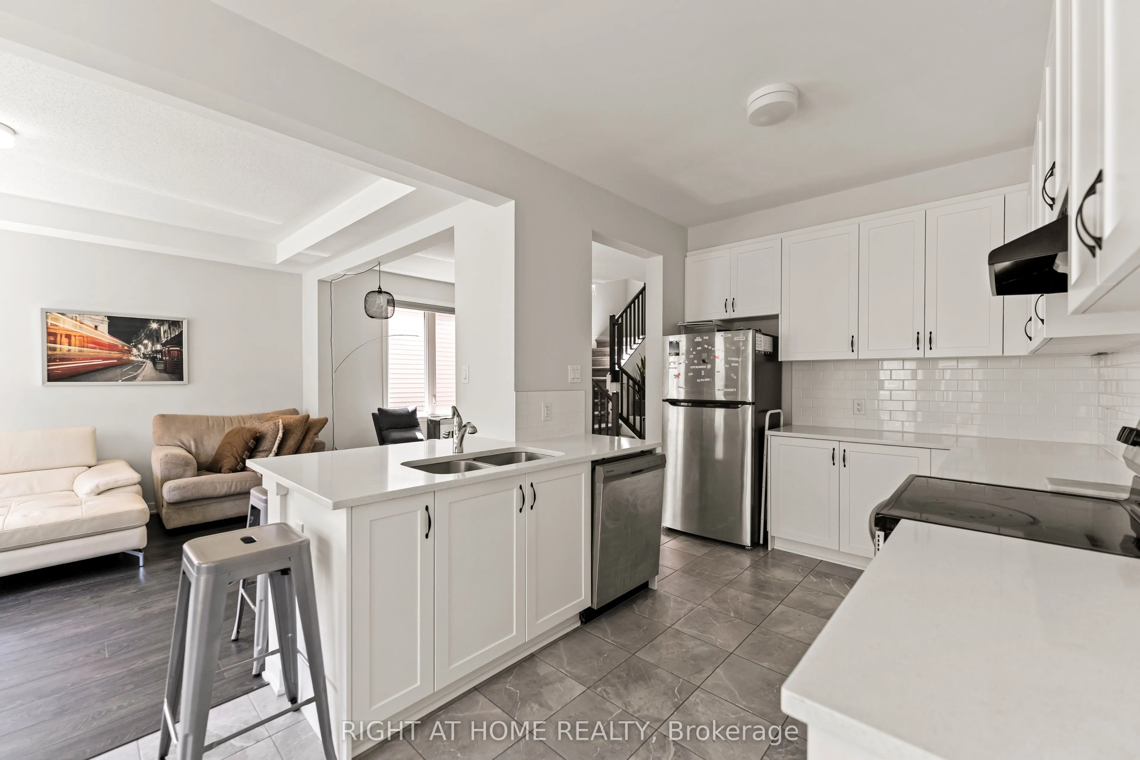 221 Billrian Crescent