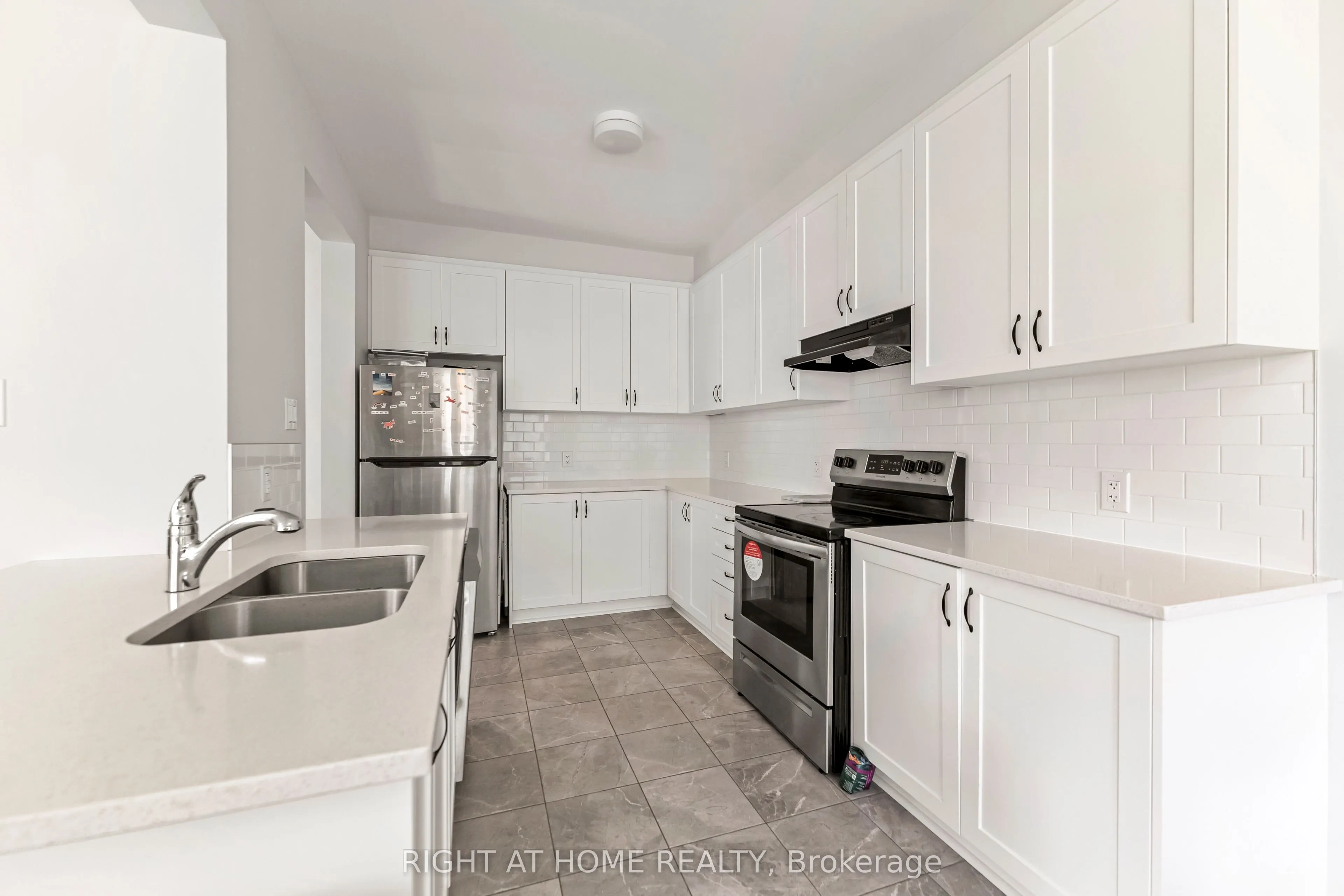 221 Billrian Crescent